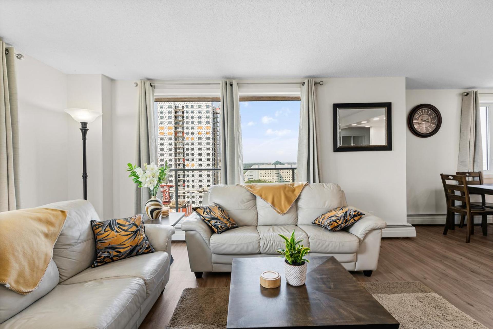 Downtown river-view high-rise, free parking, gym