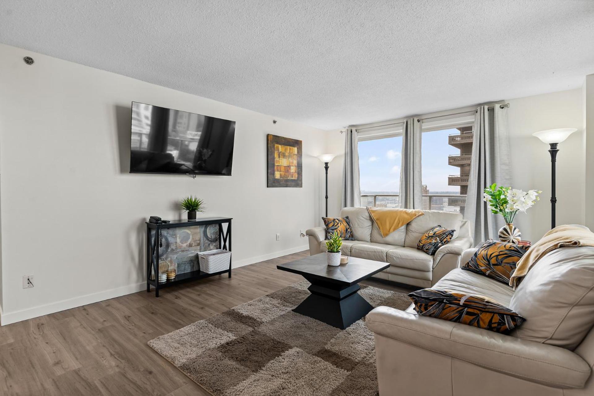 Downtown river-view high-rise, free parking, gym