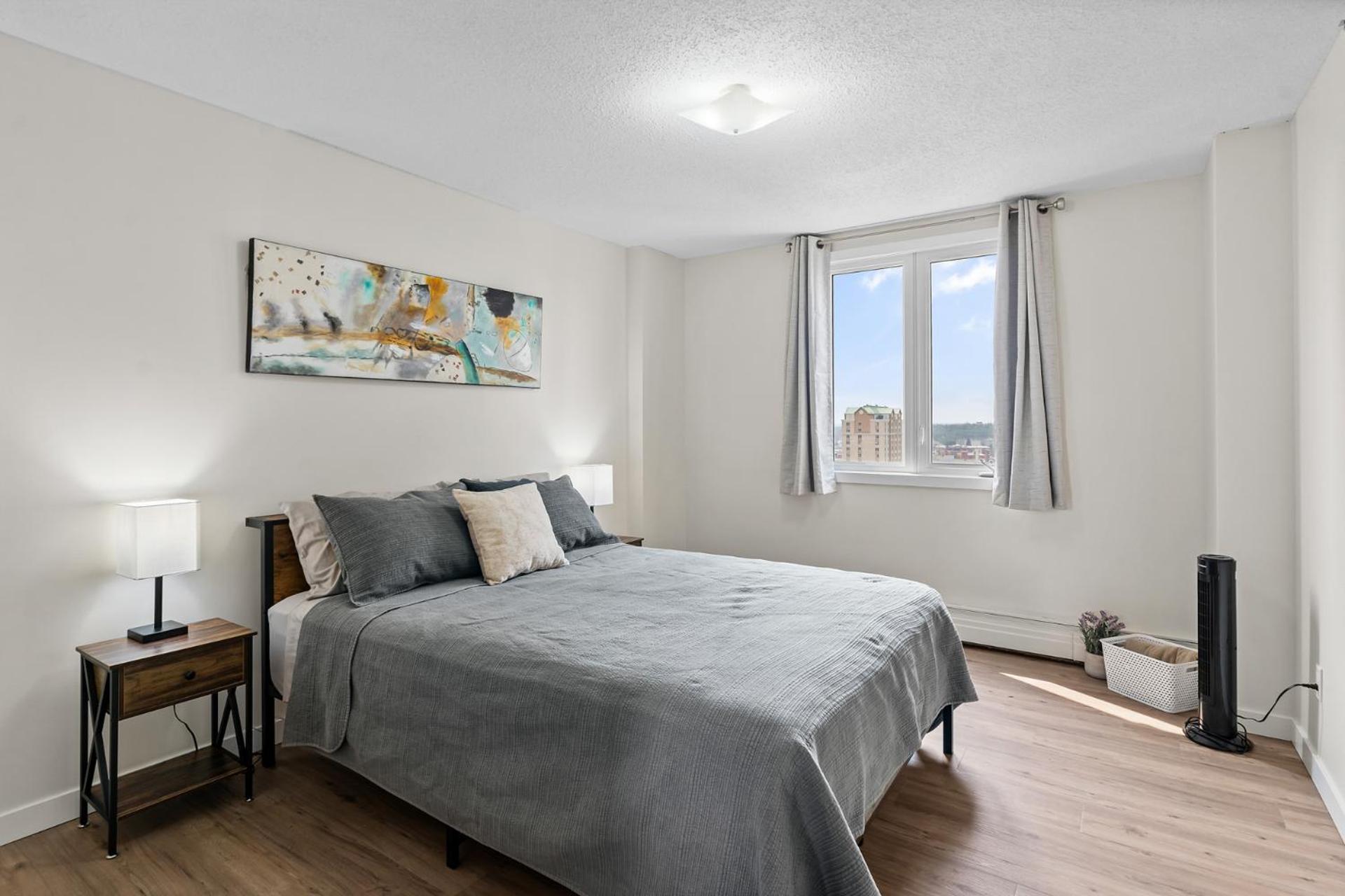 Downtown river-view high-rise, free parking, gym
