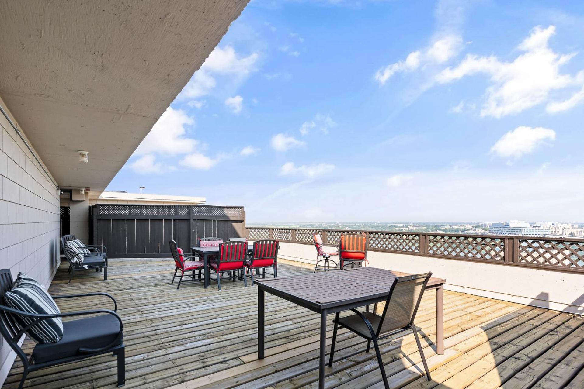 Downtown river-view high-rise, free parking, gym