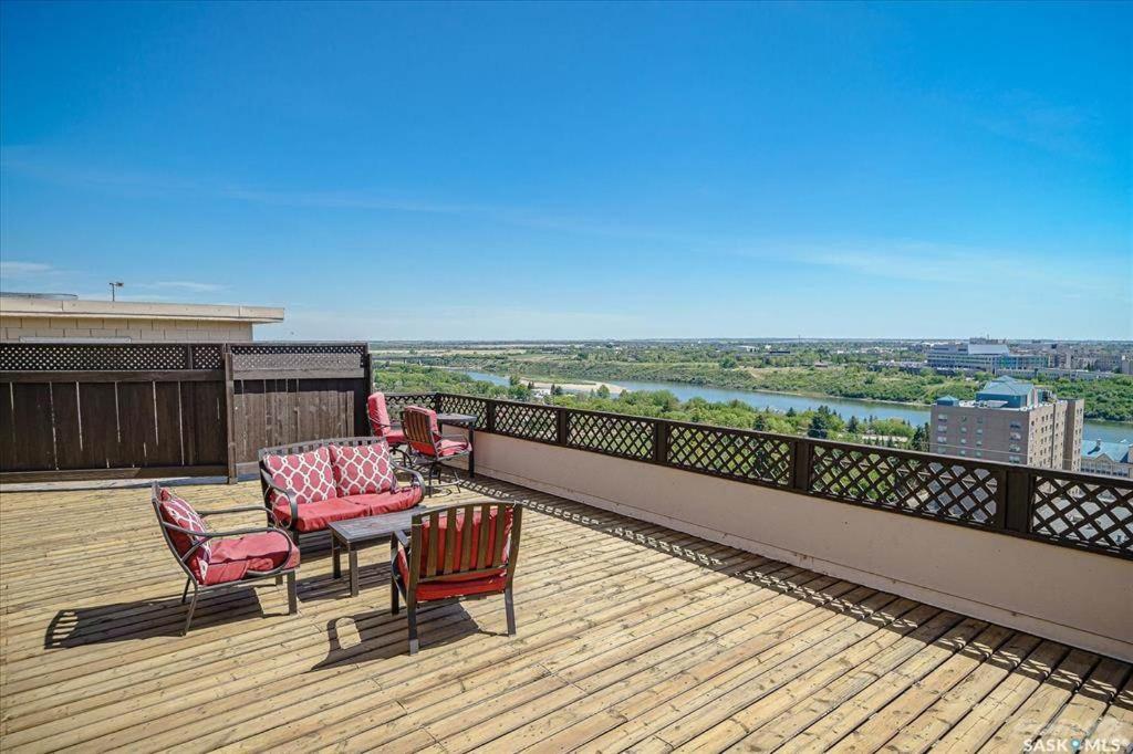 Downtown river-view high-rise, free parking, gym