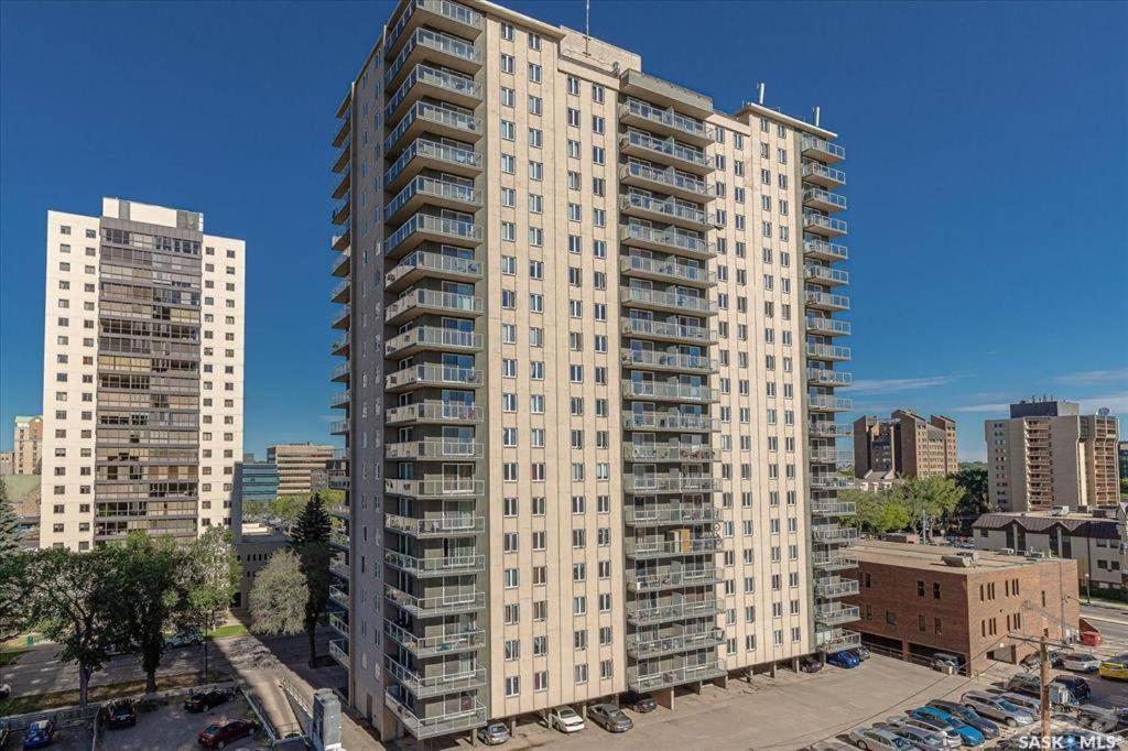 Downtown river-view high-rise, free parking, gym