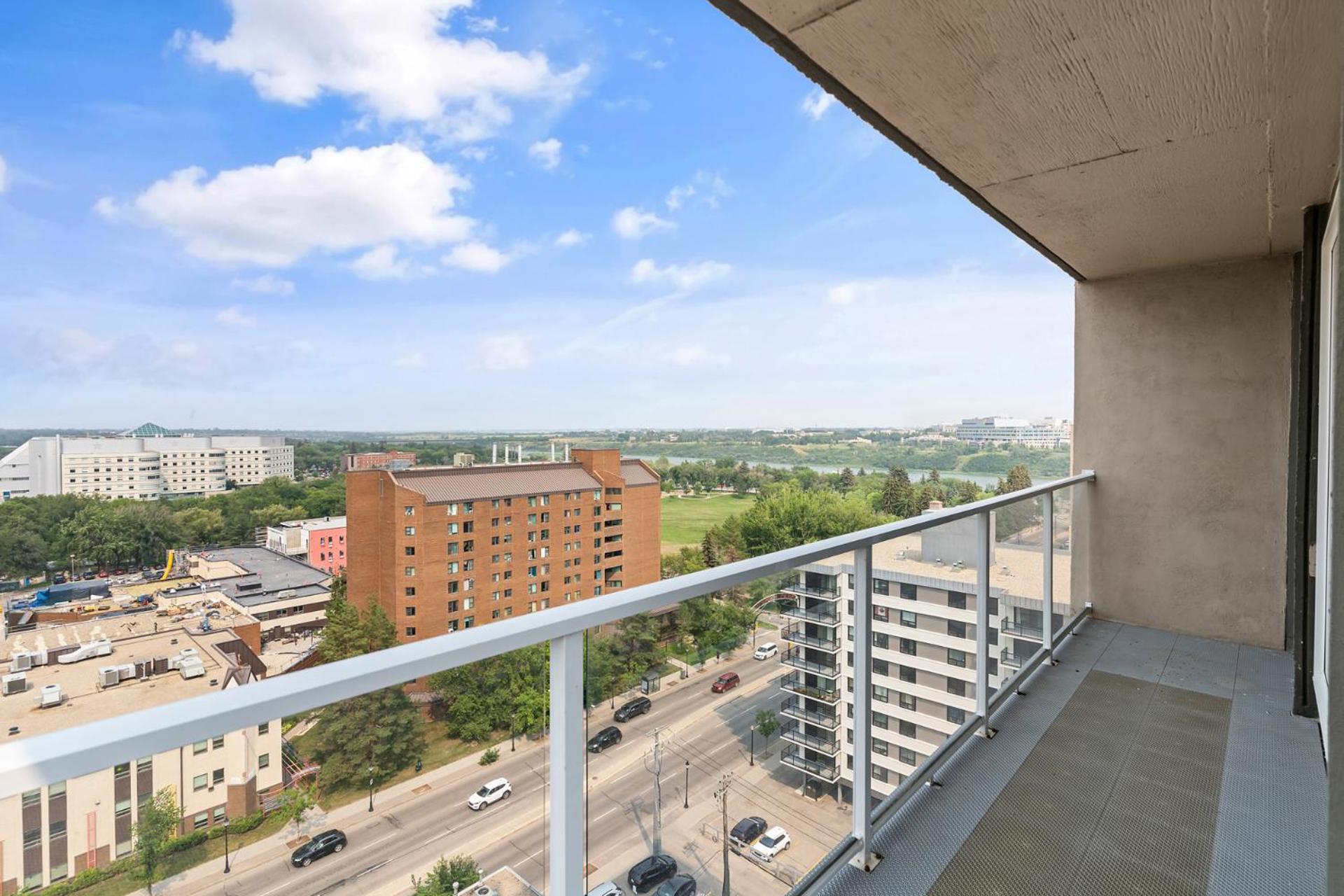 Downtown river-view high-rise, free parking, gym