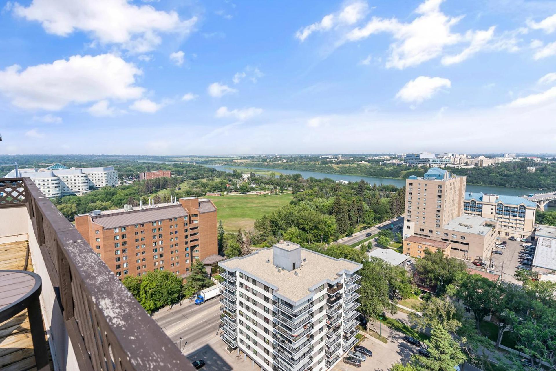 Downtown river-view high-rise, free parking, gym