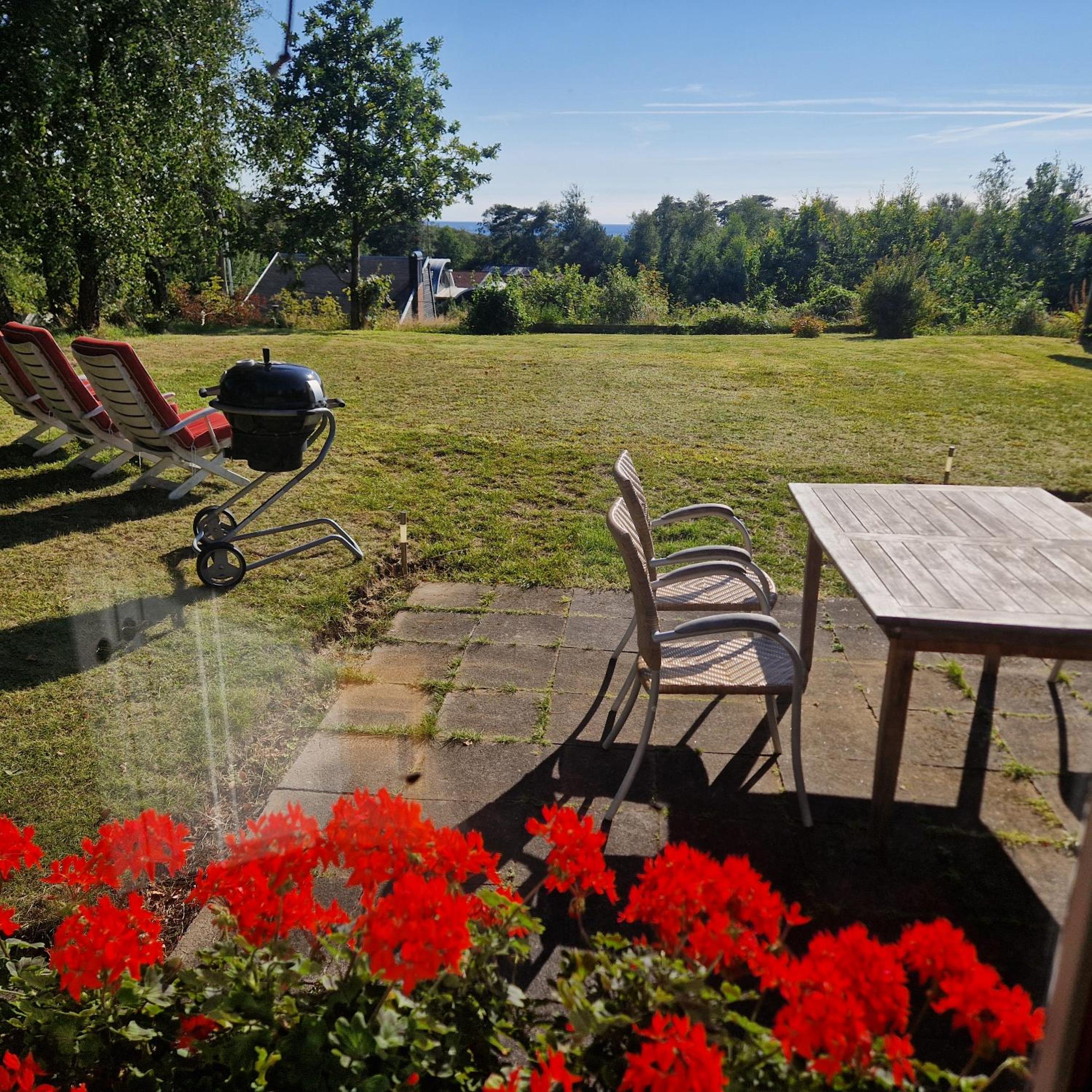 Strandnära hus med havsutsikt och stor tomt view 2