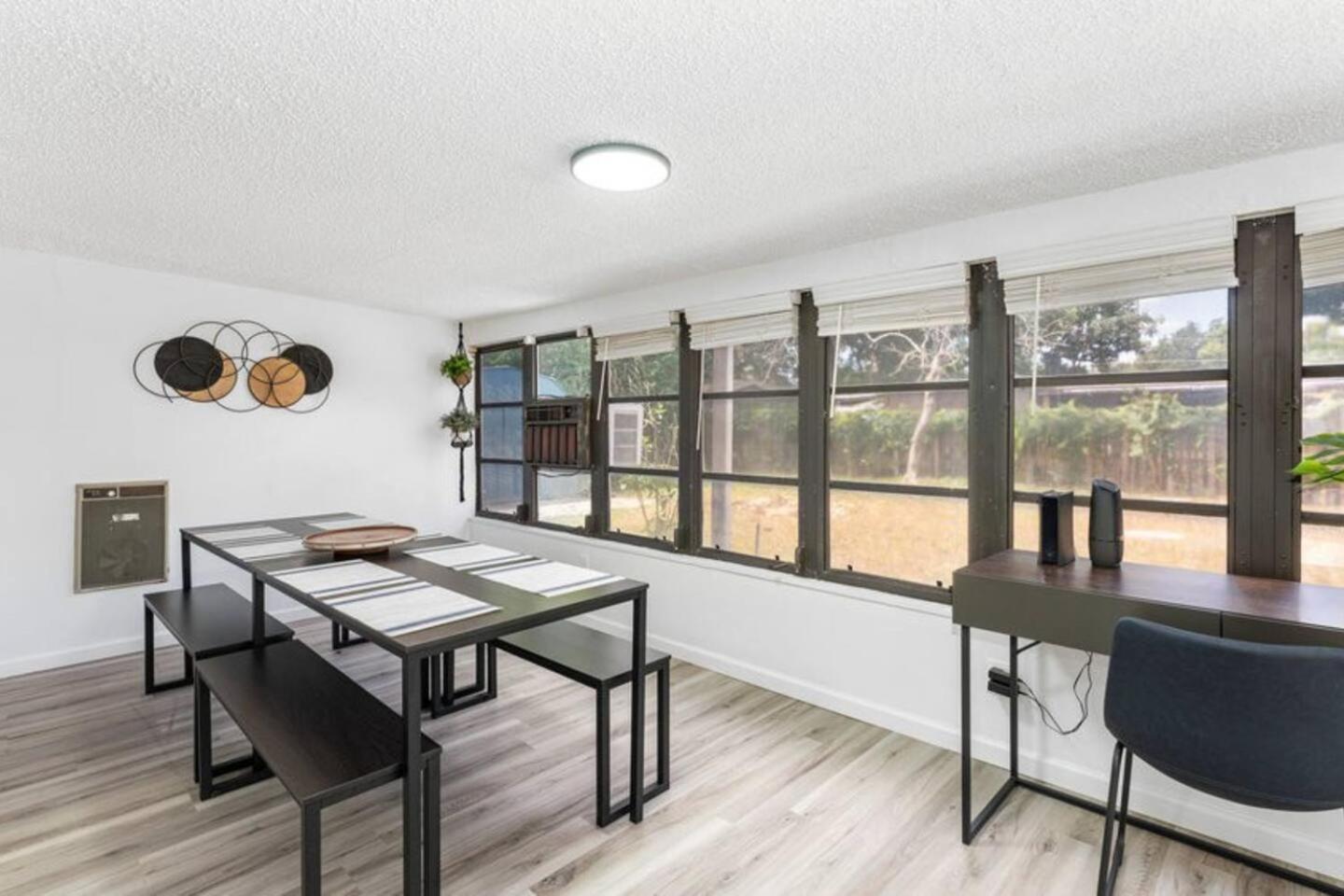 Spacious 4br Retreat Wi-fi Pets Ok