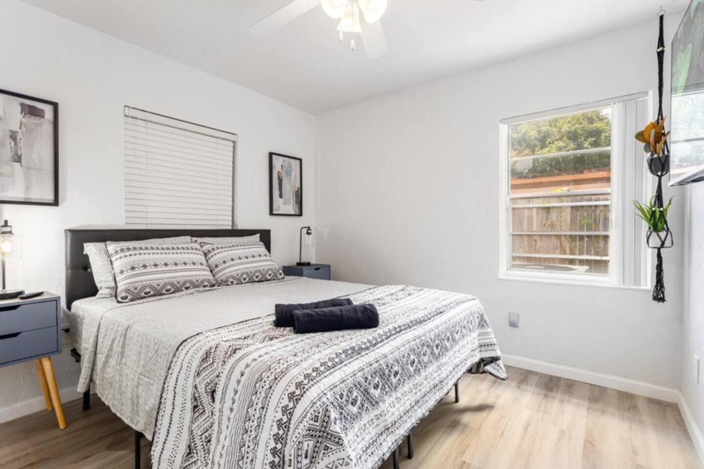 Spacious 4br Retreat Wi-fi Pets Ok