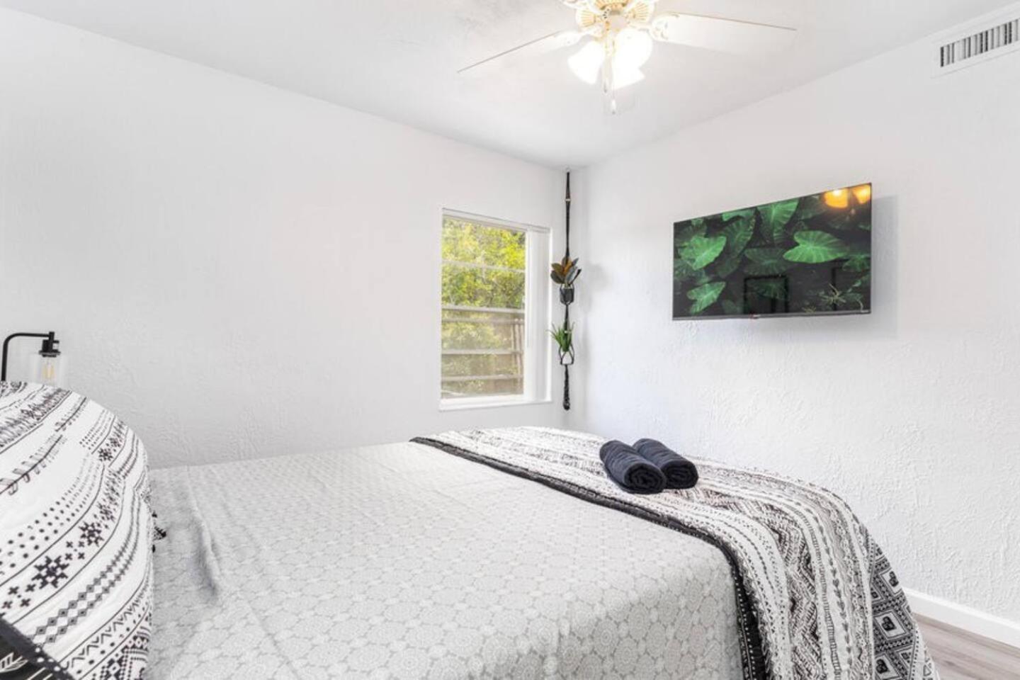 Spacious 4br Retreat Wi-fi Pets Ok