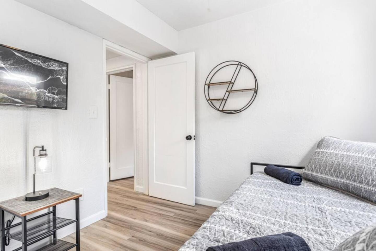 Spacious 4br Retreat Wi-fi Pets Ok