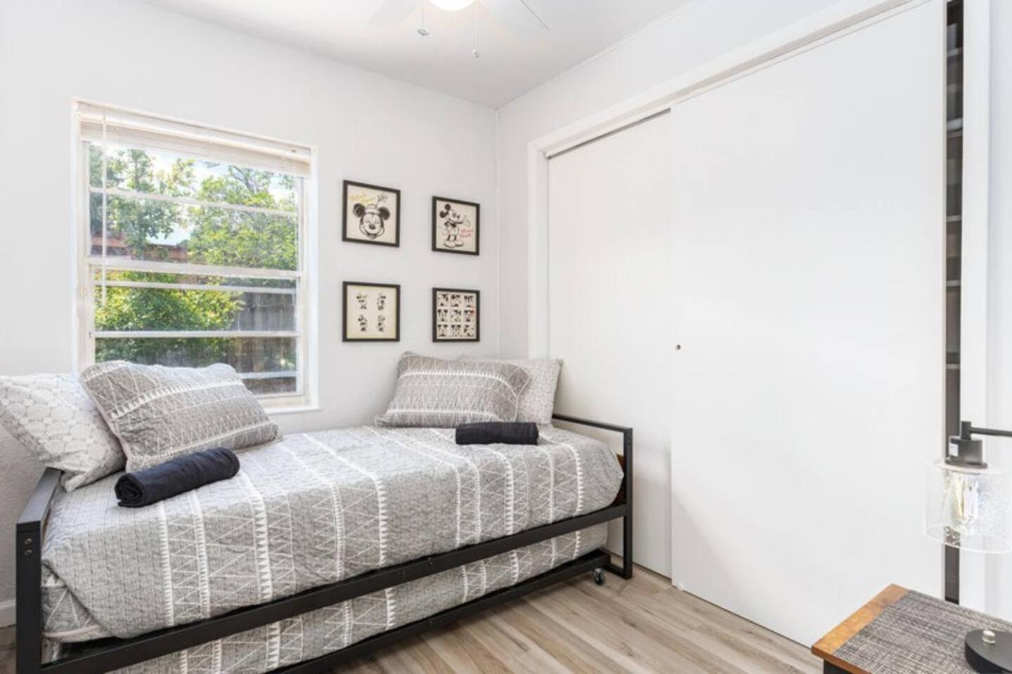 Spacious 4br Retreat Wi-fi Pets Ok