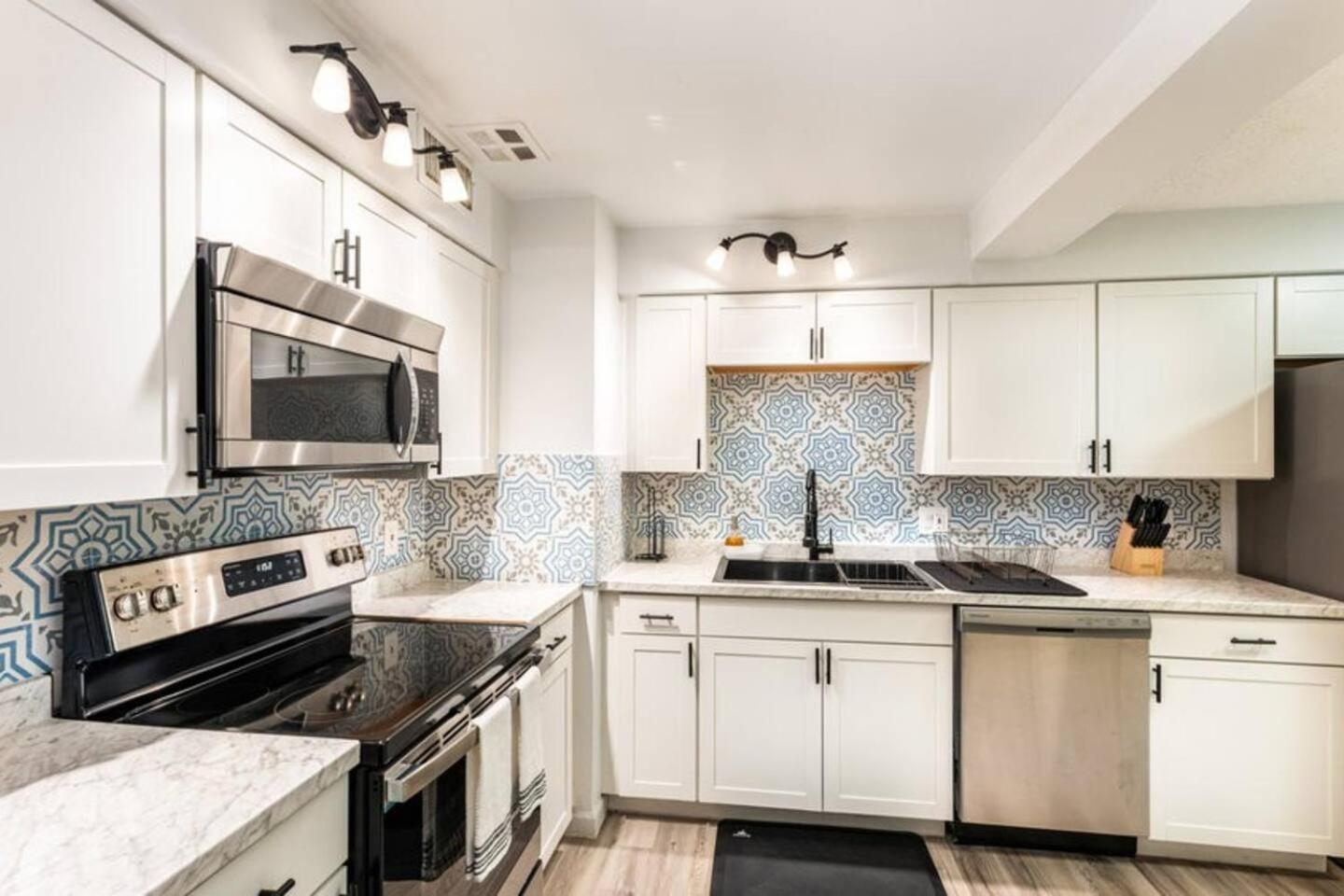Spacious 4br Retreat Wi-fi Pets Ok