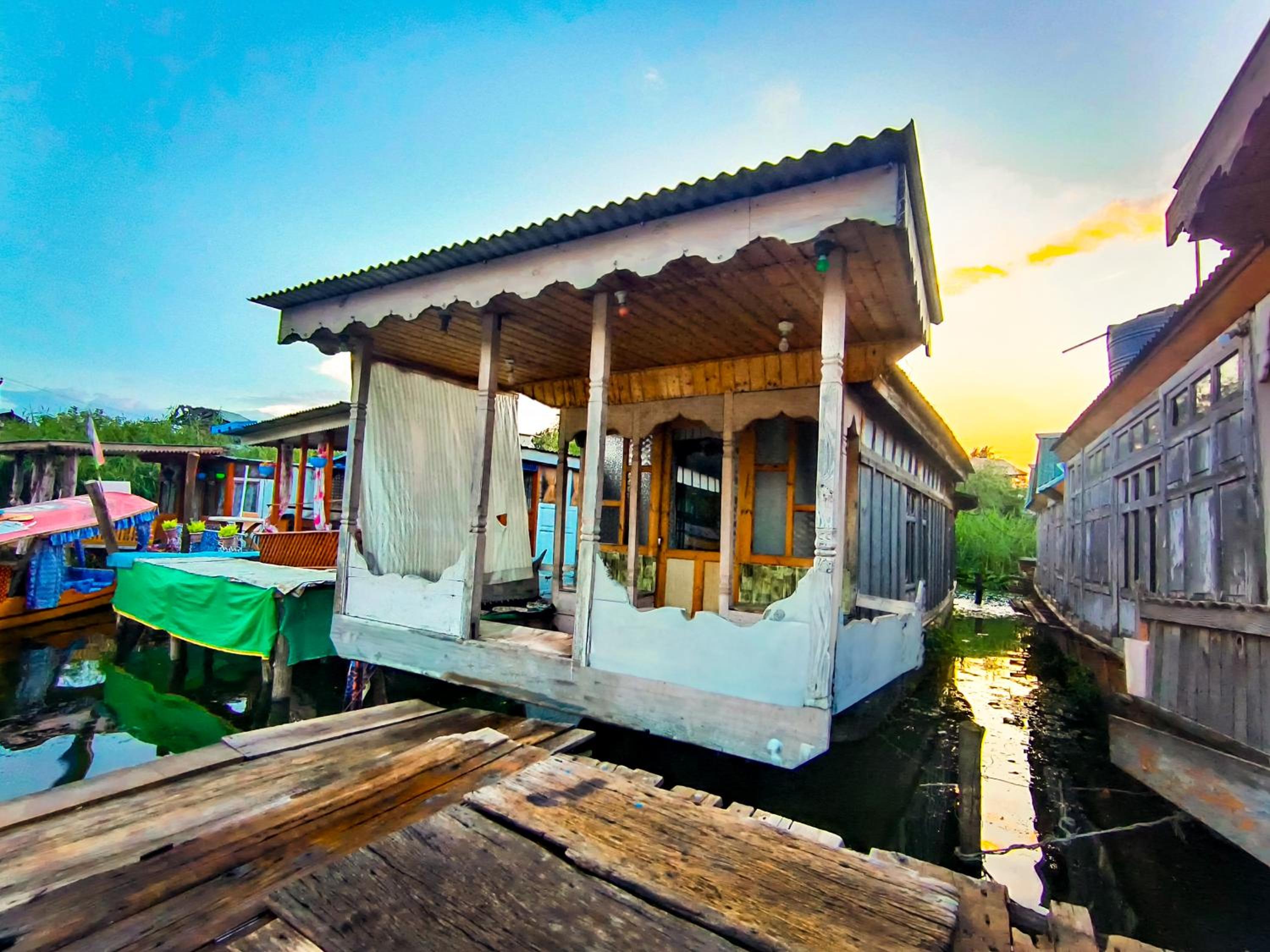 Houseboat In Dallake view 3