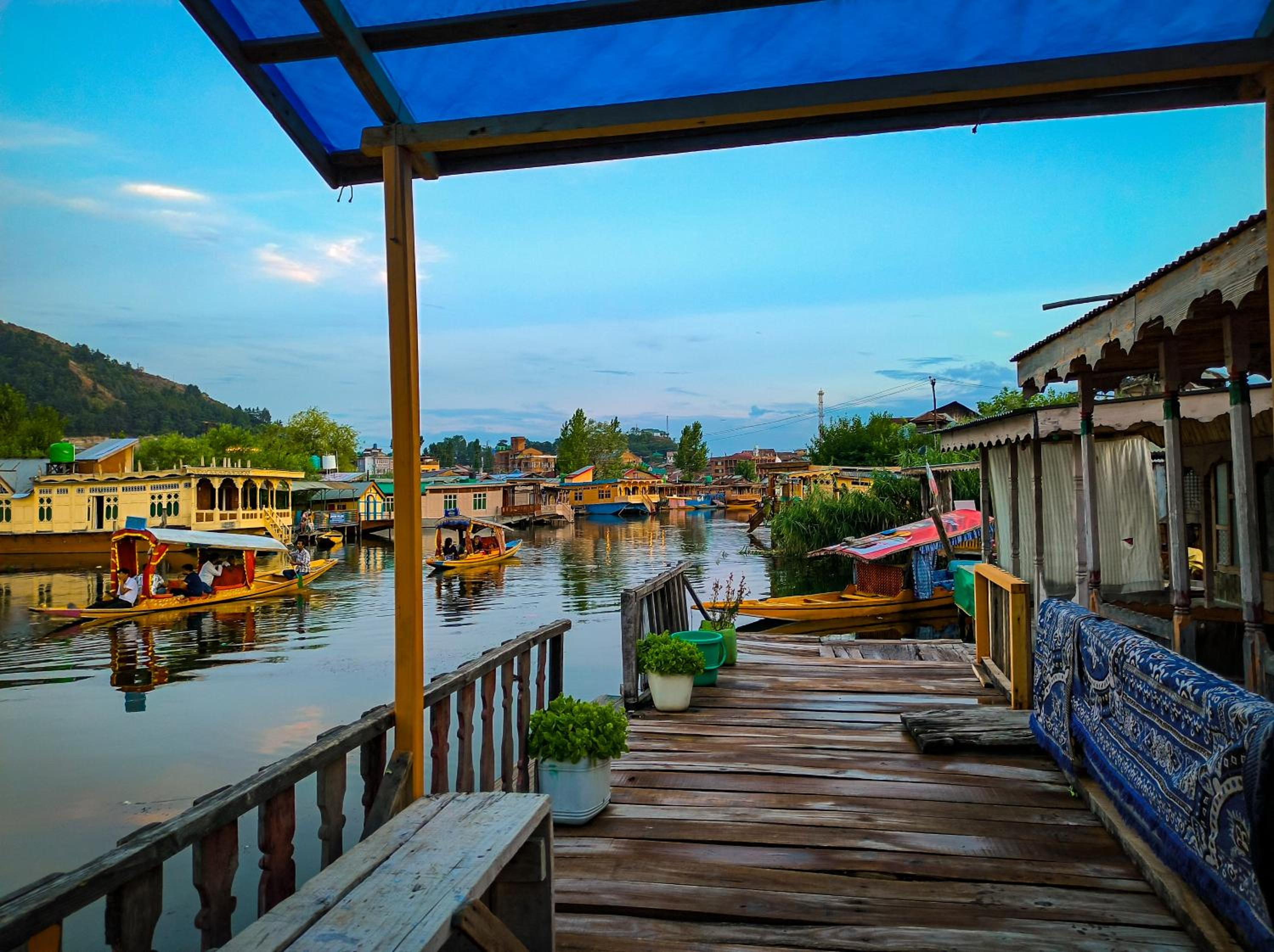Houseboat In Dallake view 5