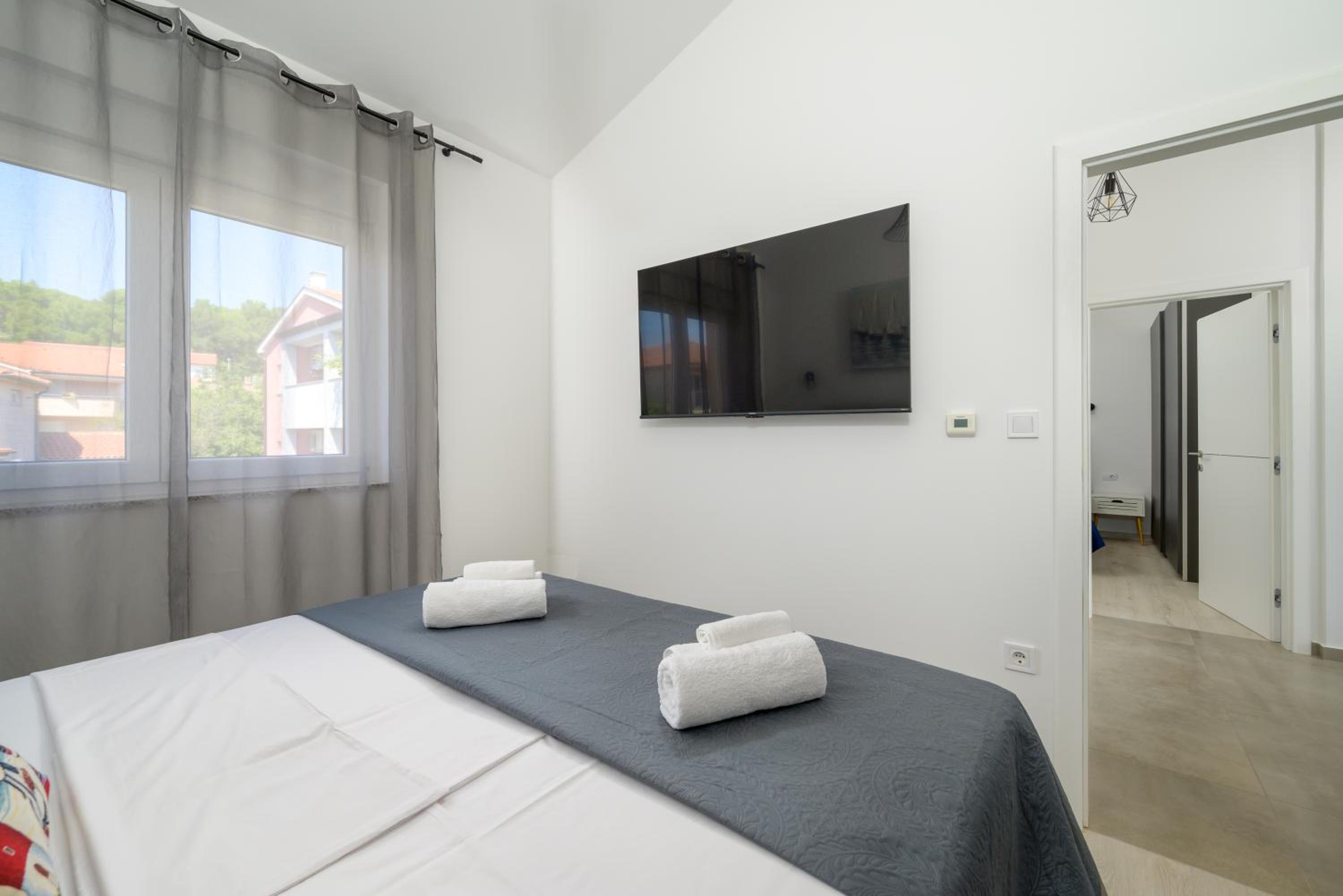 J&J apartment NEW MODERN ELEGANT With Balcony and Loggia - Free private parking Fast Wi-Fi and 3 AIR conditioners photo 3