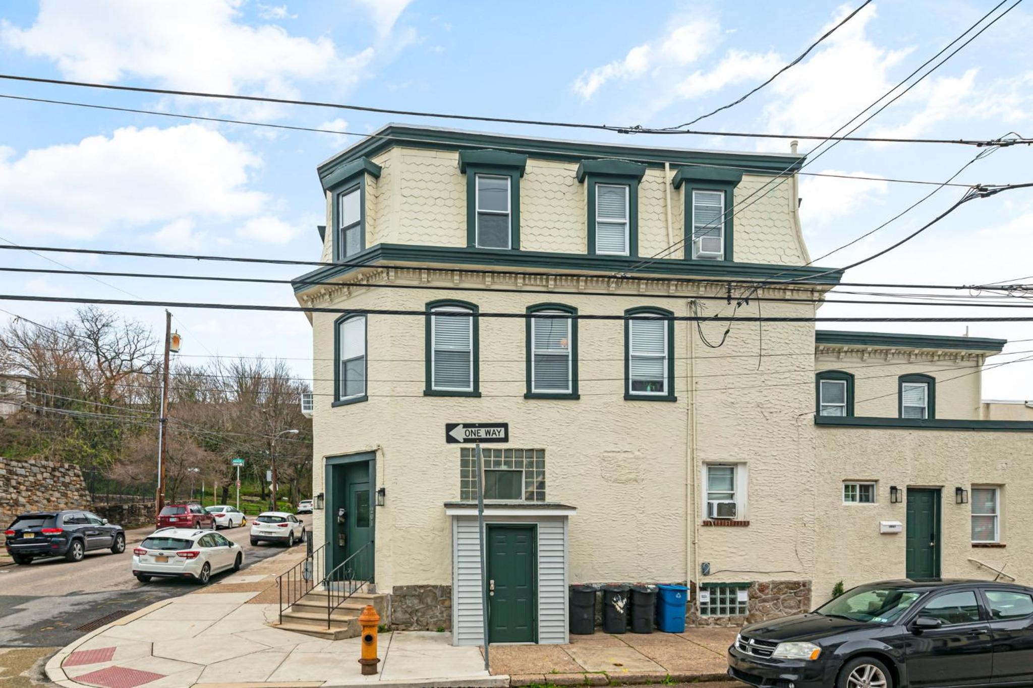 Large Bi-level Apartment in Heart of Manayunk