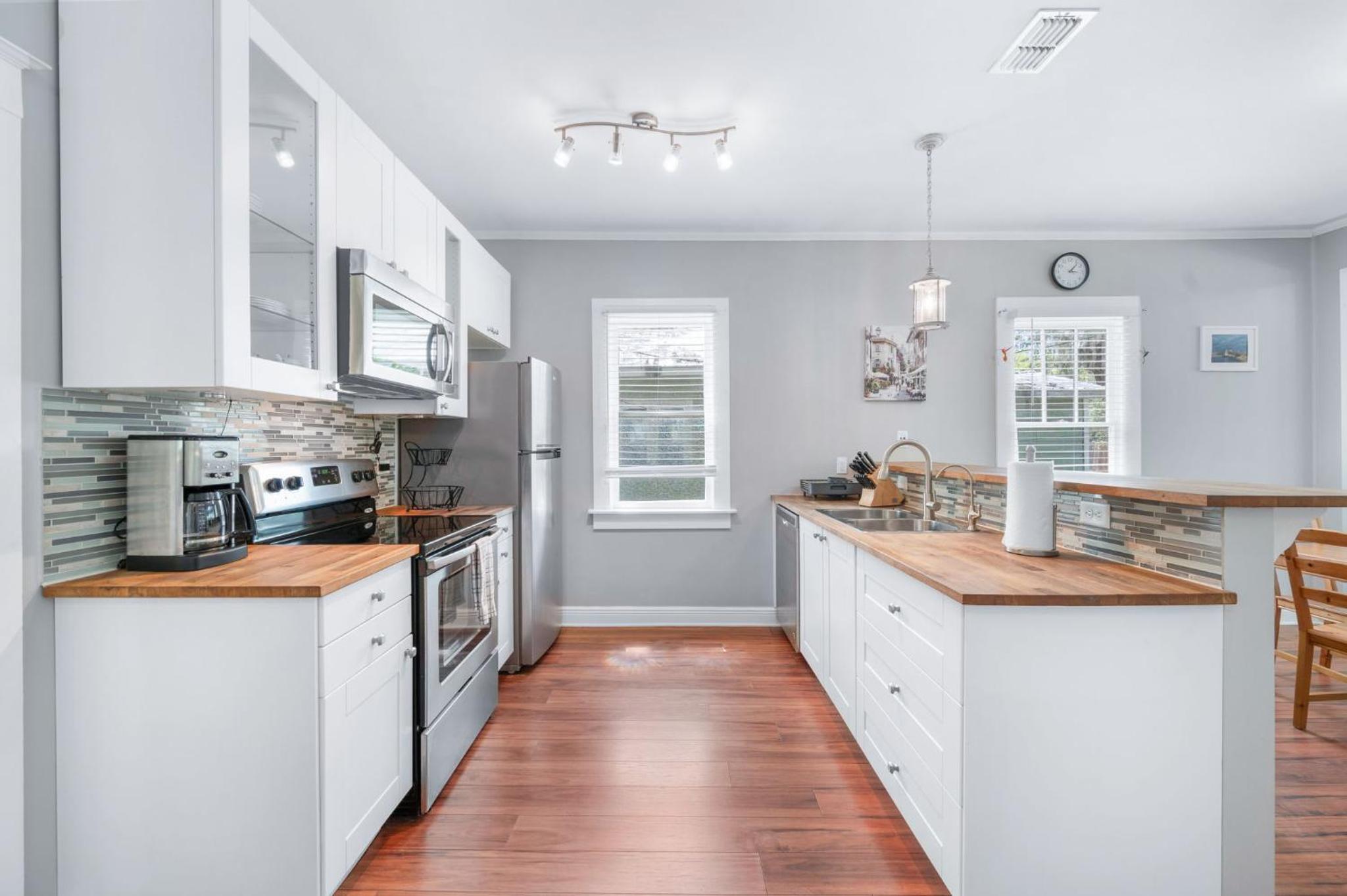 Uptown Charm Sleeps 6 Family & Pet Friendly view 3
