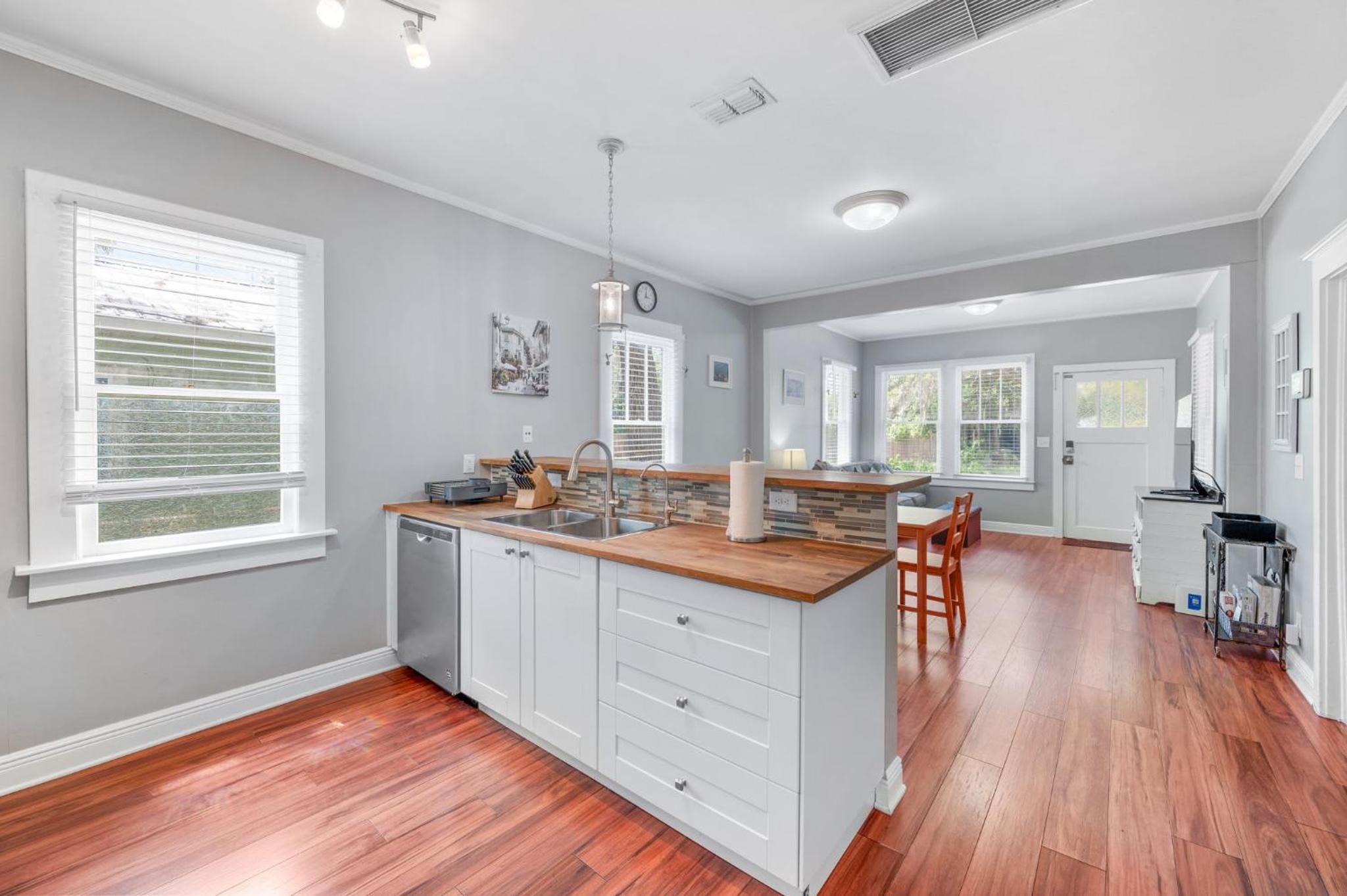 Uptown Charm Sleeps 6 Family & Pet Friendly view 4
