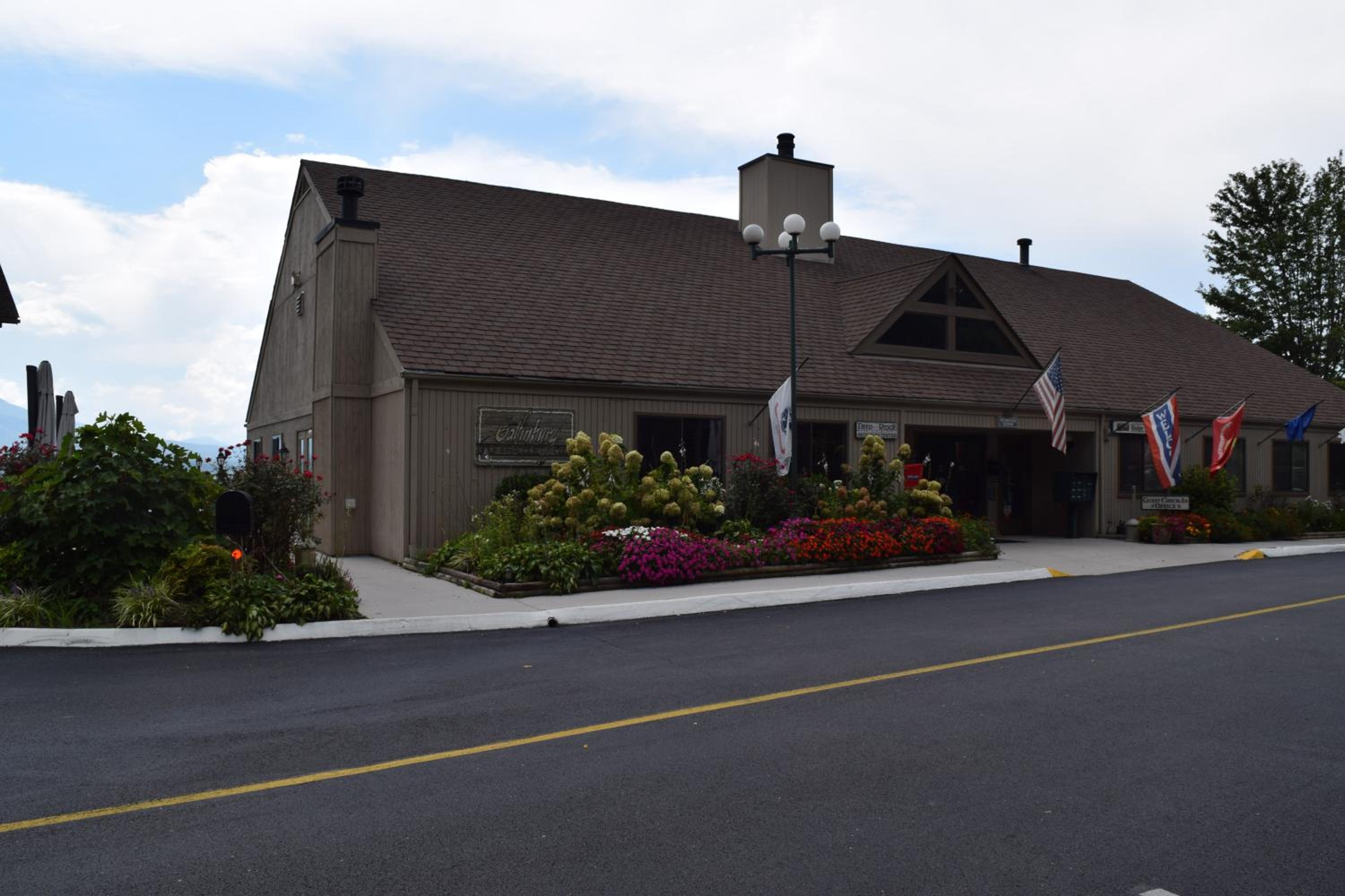 Hotel Cozy Cub, Breath taking Mtn views, Indoor pool - Image 1