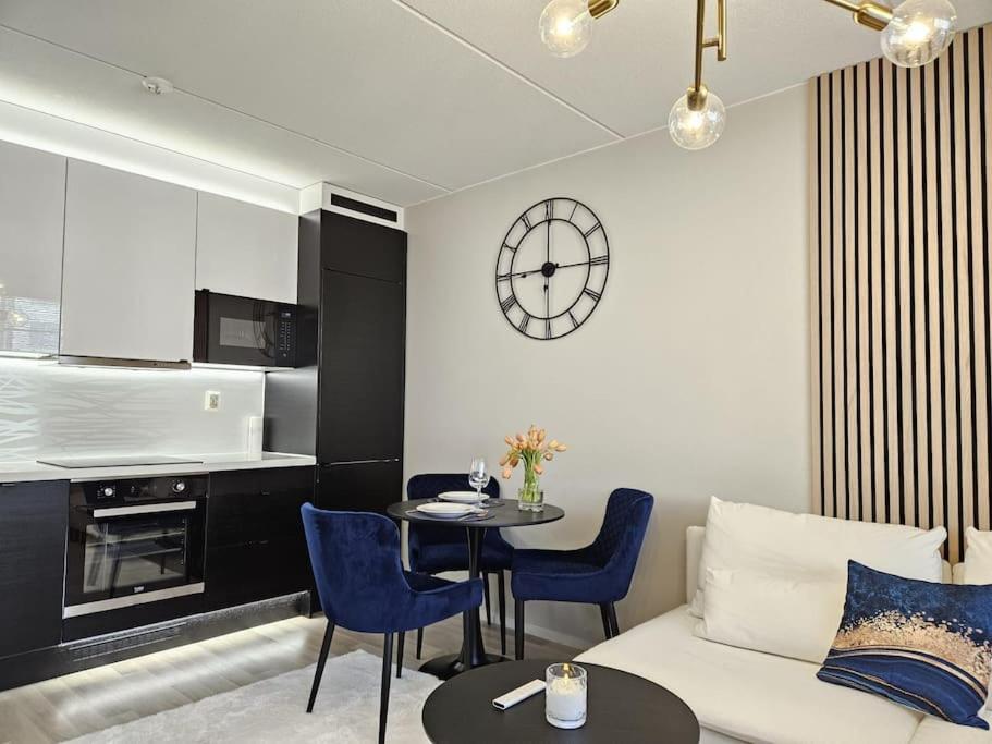 LuxCityhome 300m metro with glass balcony view 2