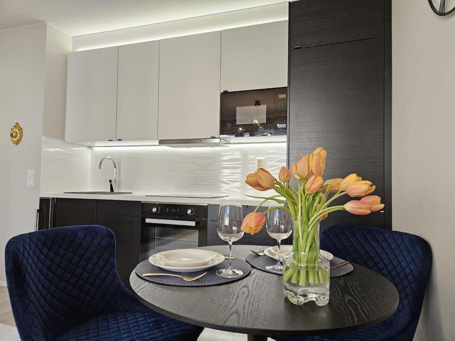 LuxCityhome 300m metro with glass balcony view 3