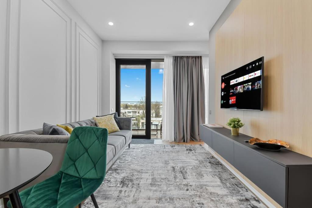 LAX Exquisite 1BR,1BATH -City Skyline Views view 4