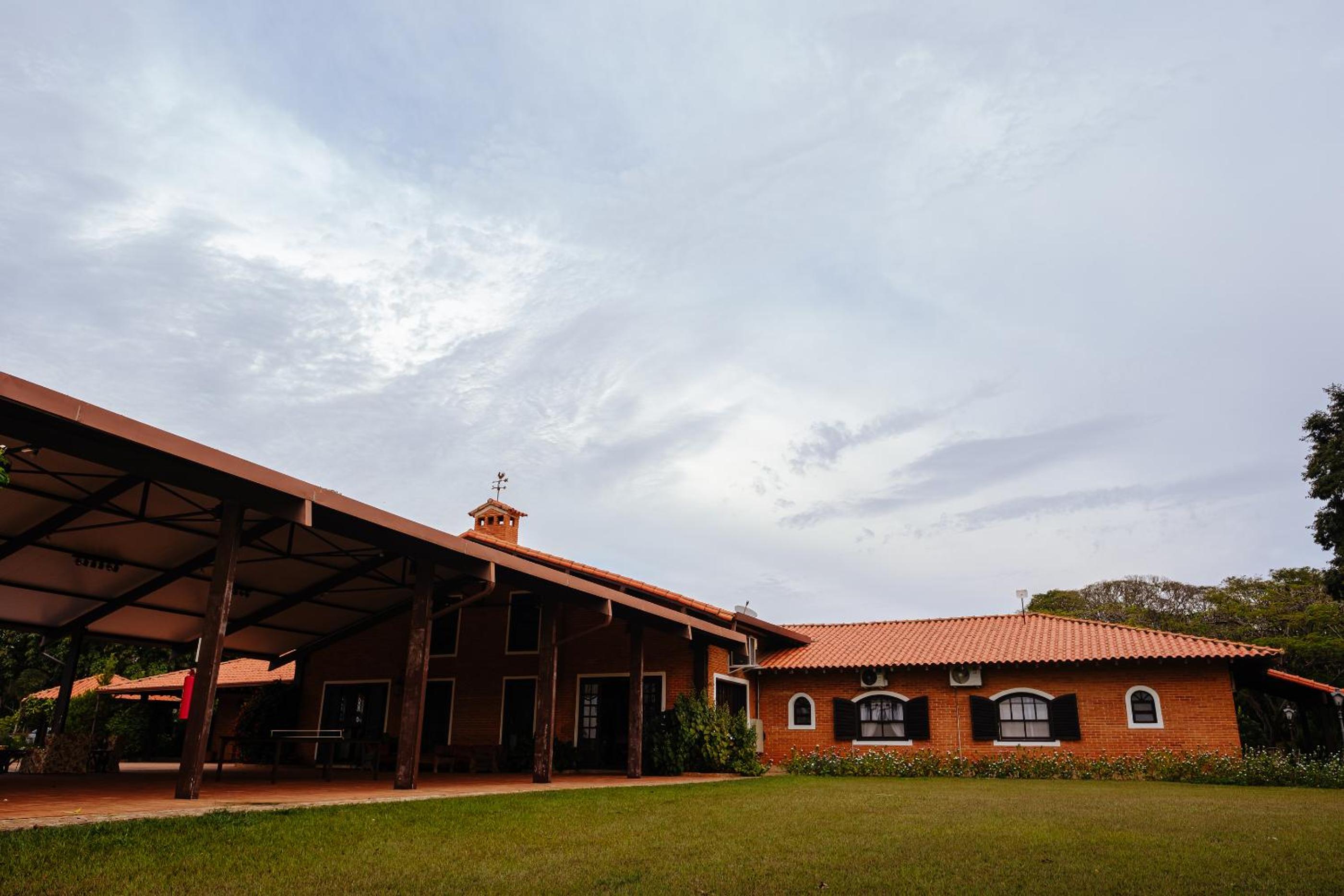 Grande Casa com Lazer, Jardim e dentro de um Haras