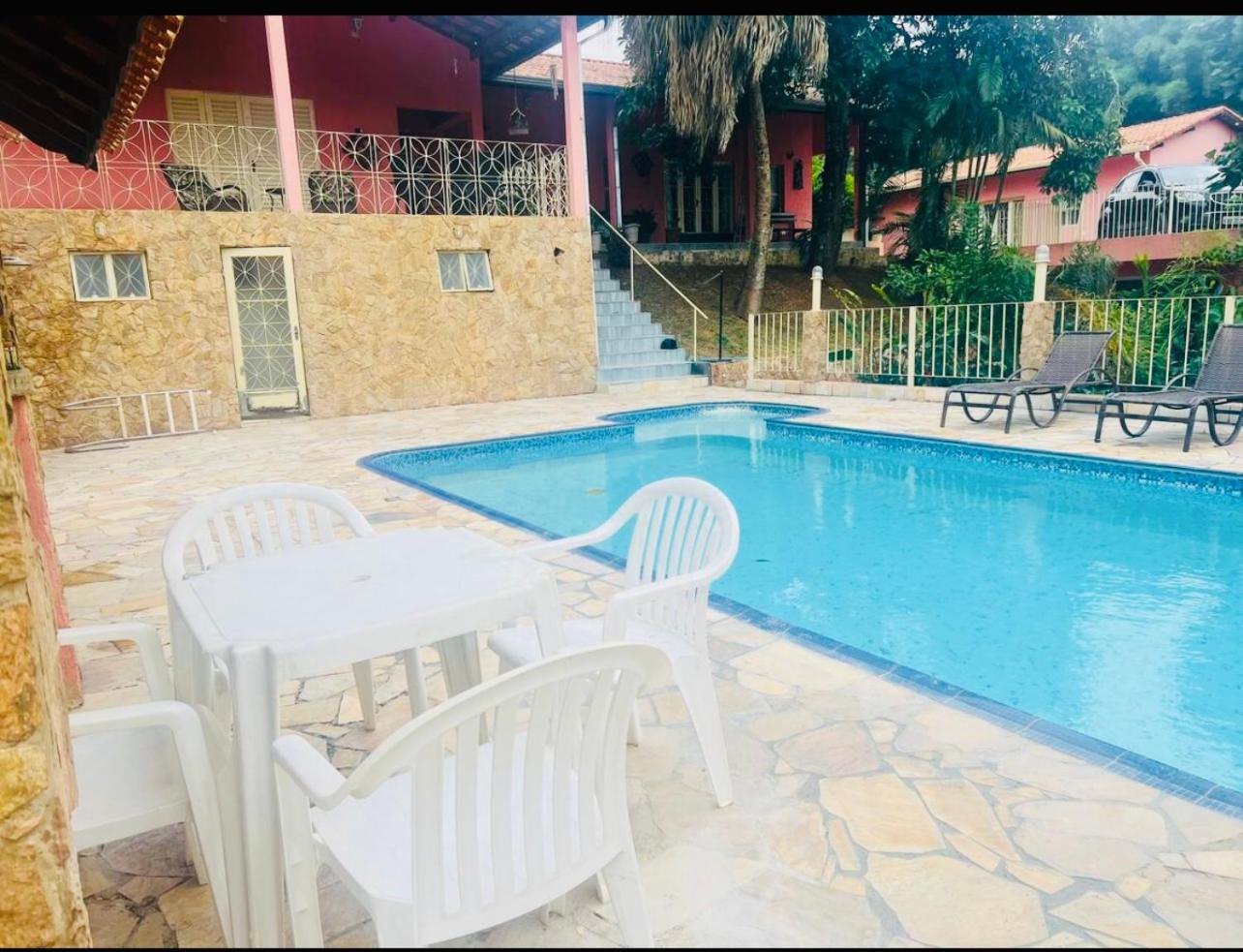 Recanto São Pedro chácara com piscina na Rota do Vinho