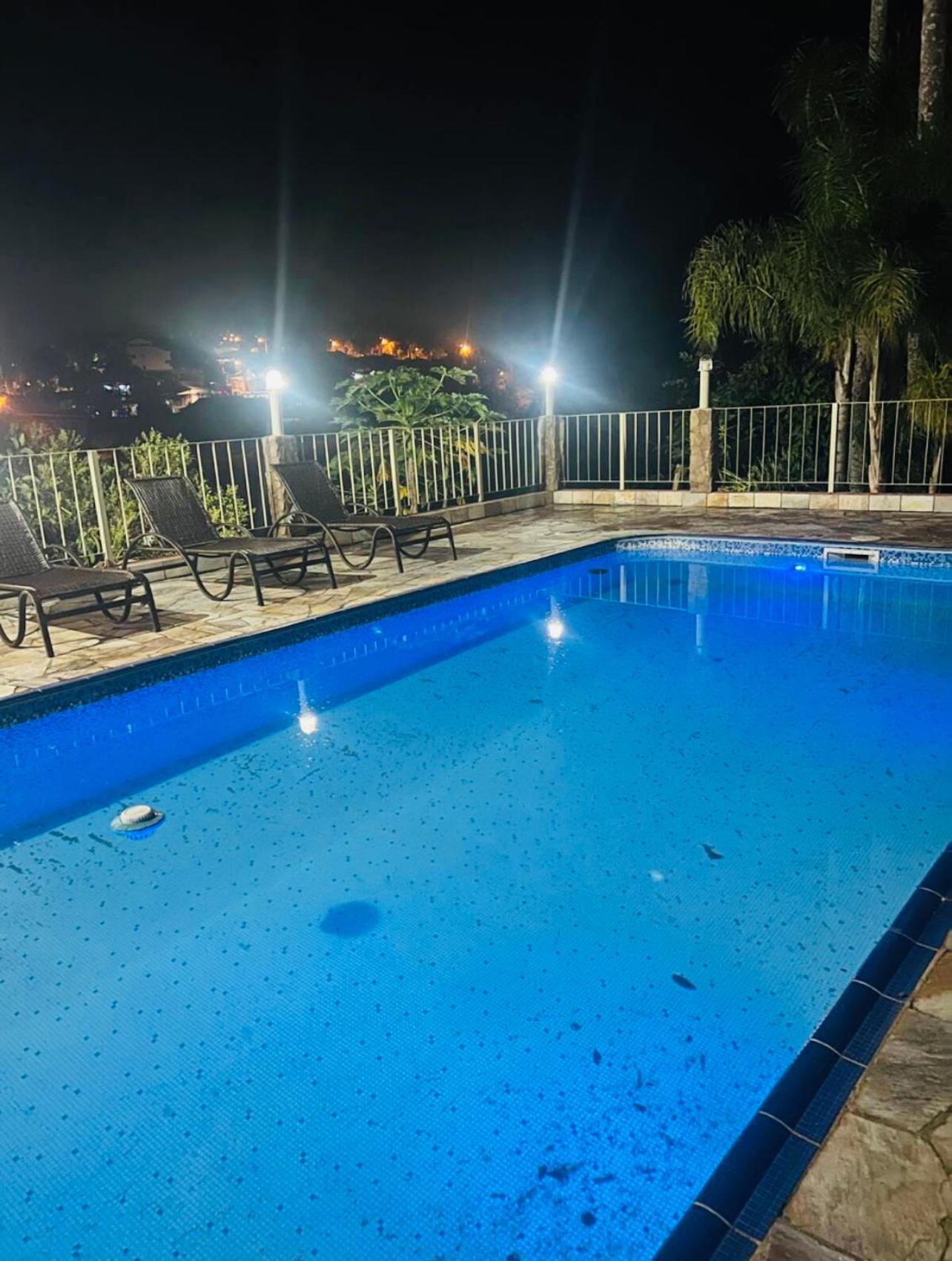 Recanto São Pedro chácara com piscina na Rota do Vinho