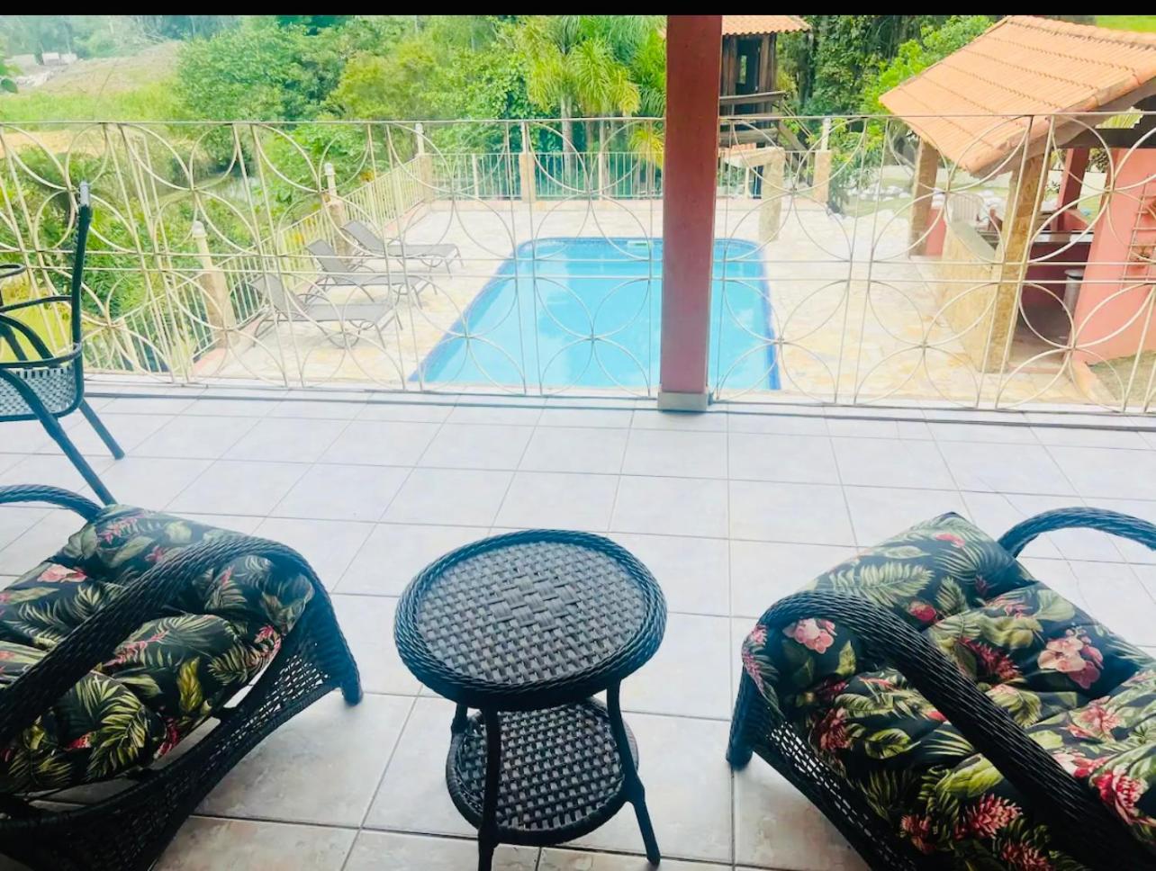 Recanto São Pedro chácara com piscina na Rota do Vinho