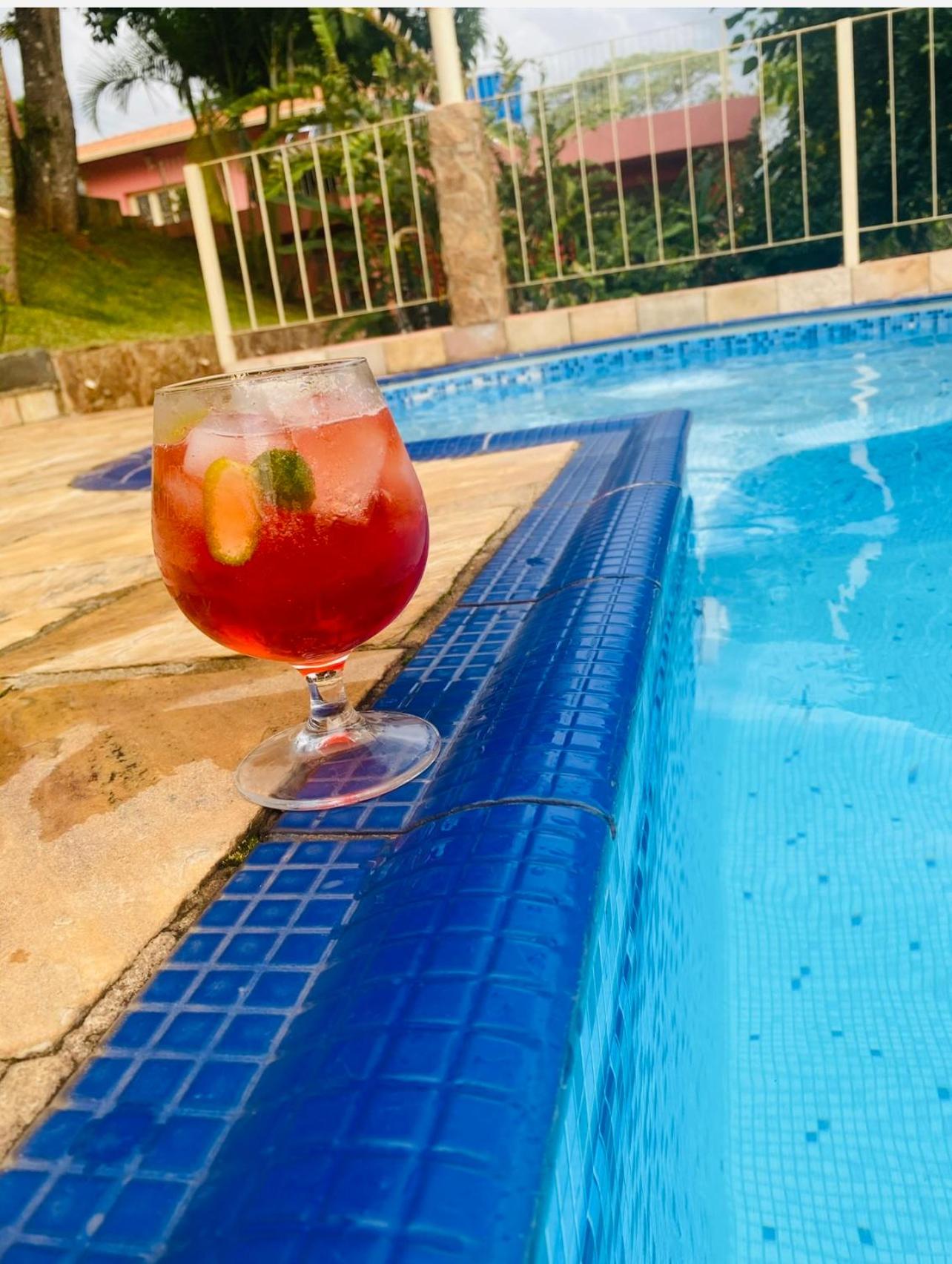Recanto São Pedro chácara com piscina na Rota do Vinho