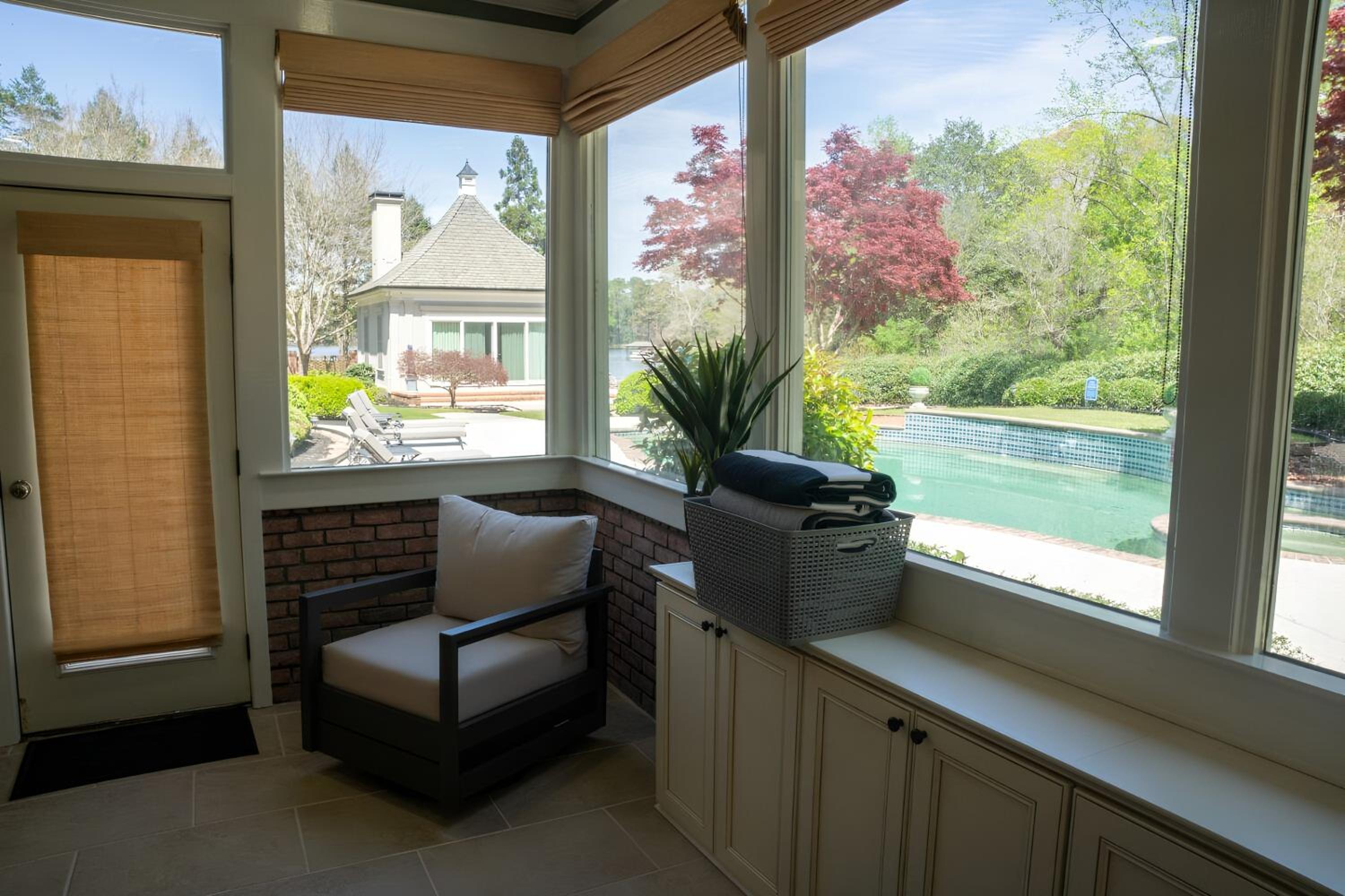 Lakefront Retreat w/ Guest House