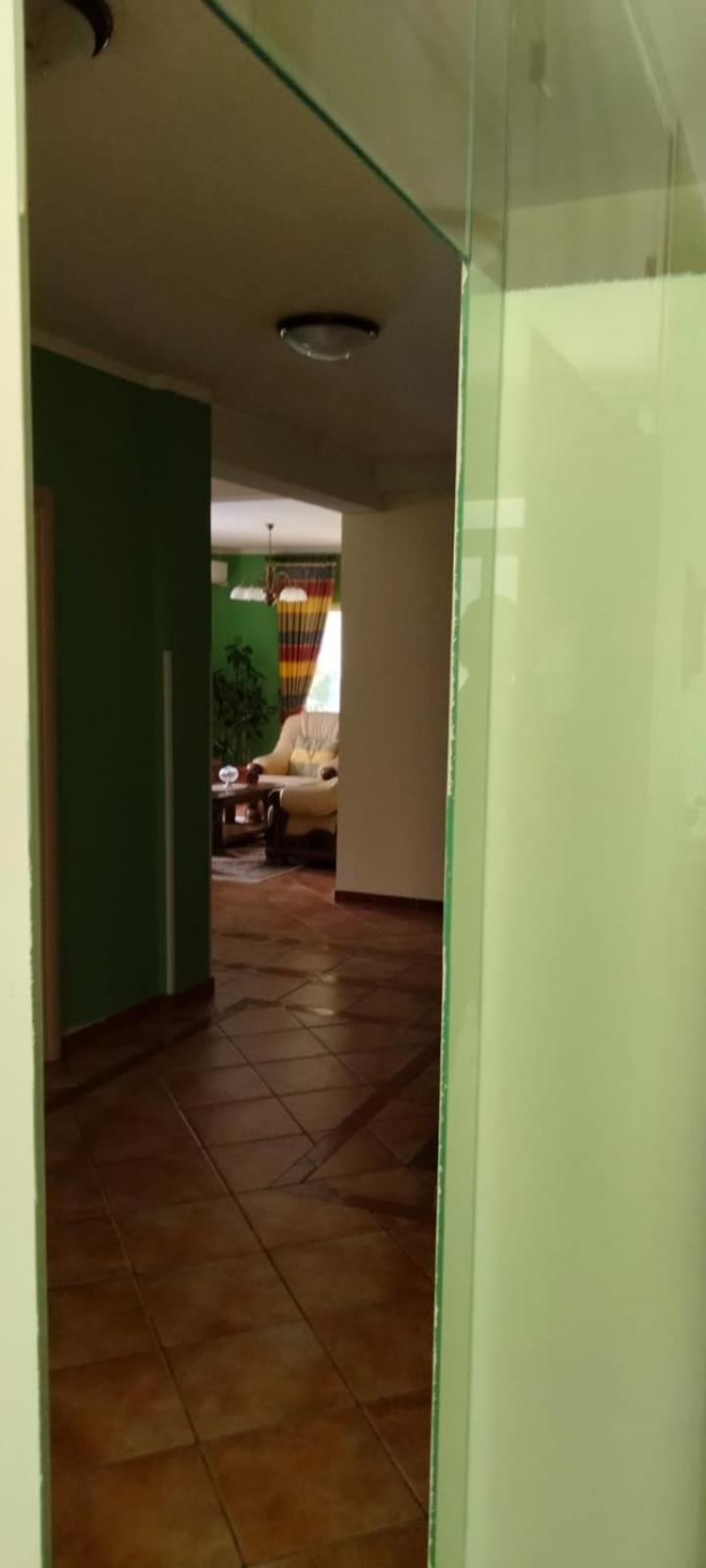 Vila Tahiri 2