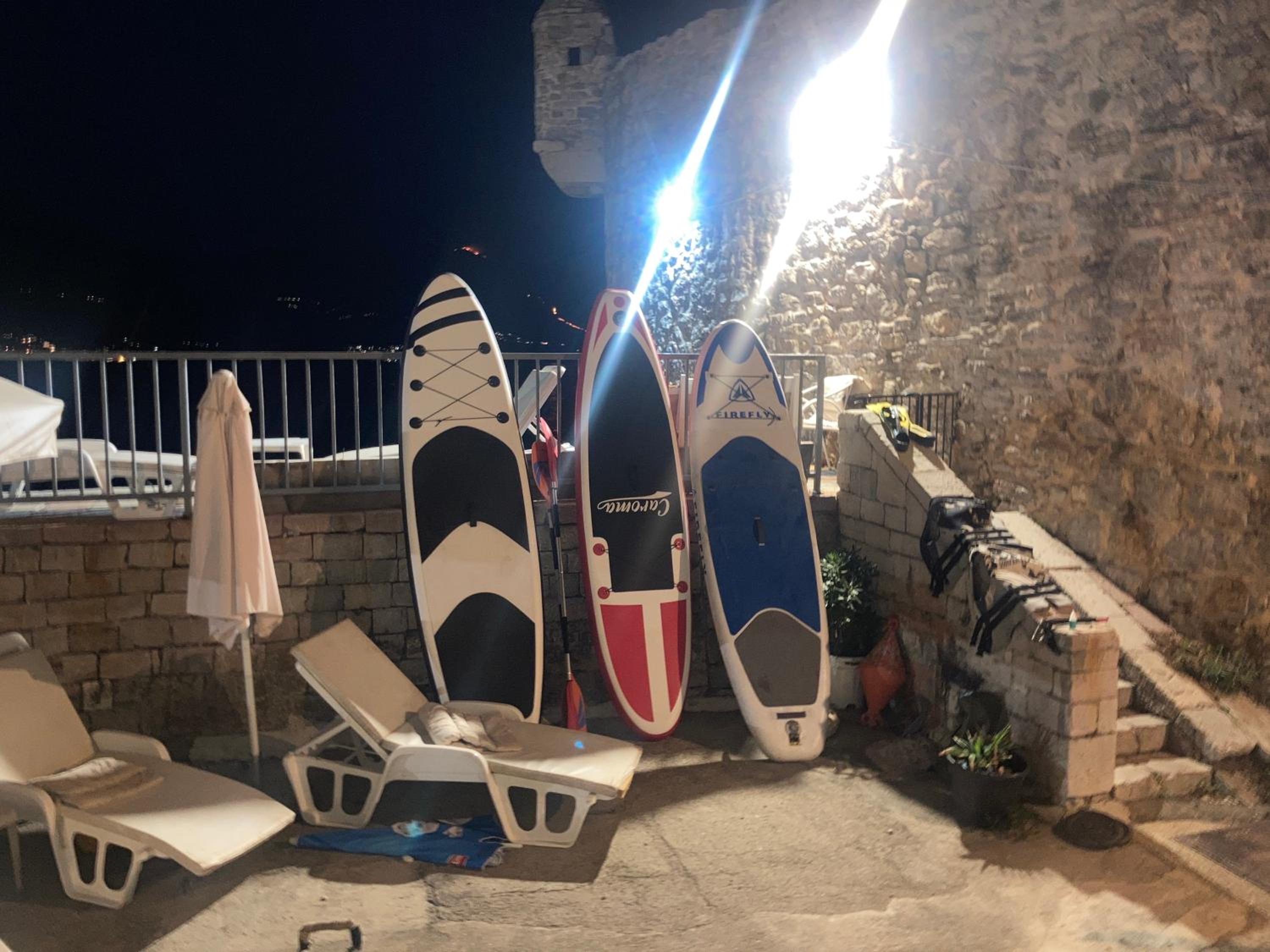 Plaža Stari Grad Budva pjena od mora Beach Apartman