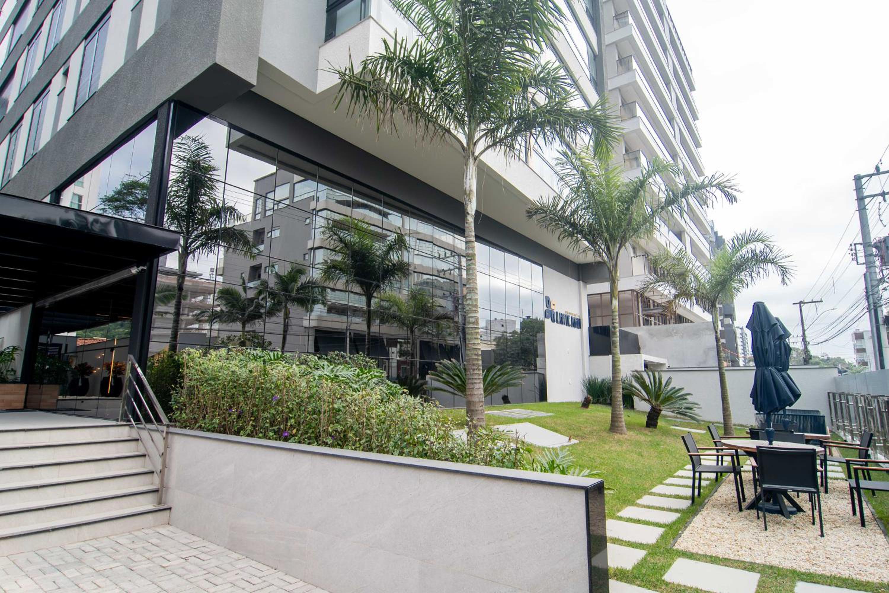 Apt moderno a uma quadra da Praia Brava VT4055