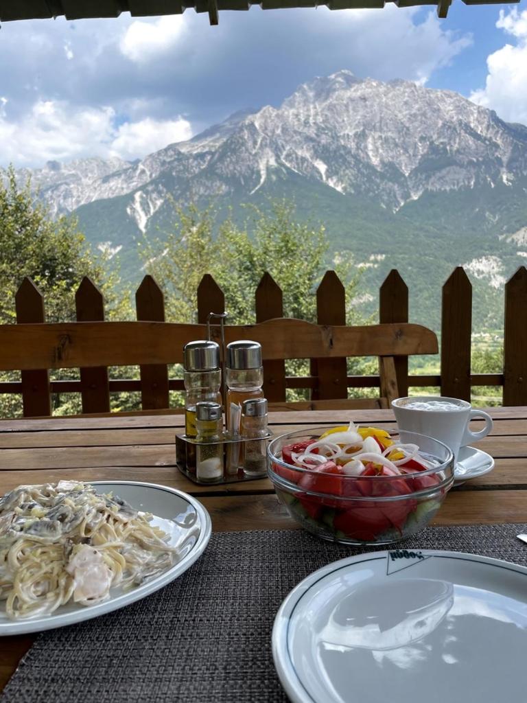 Hotel Vellezrit Guri