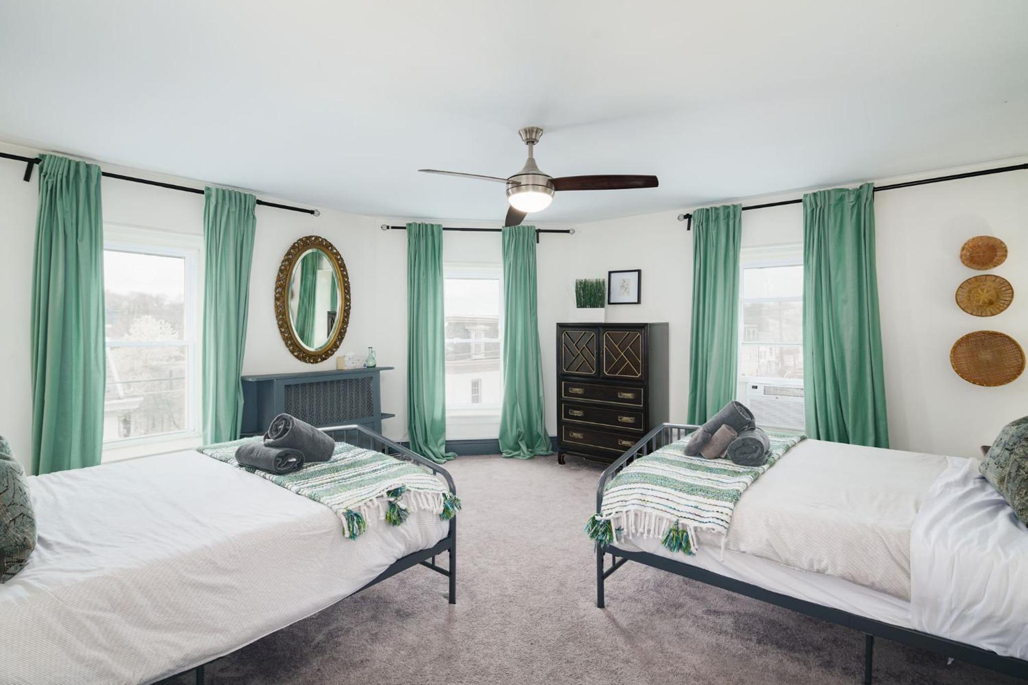 Large Bi-level Apartment in Heart of Manayunk