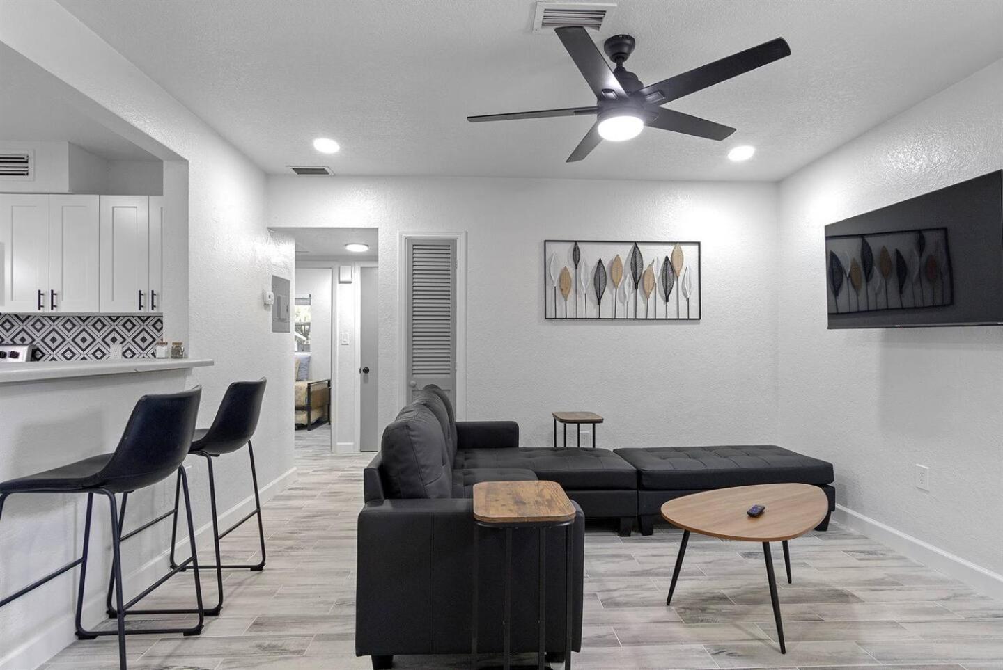 Modern 3br Duplex Kitchen, Wi-fi & Pet-friendly