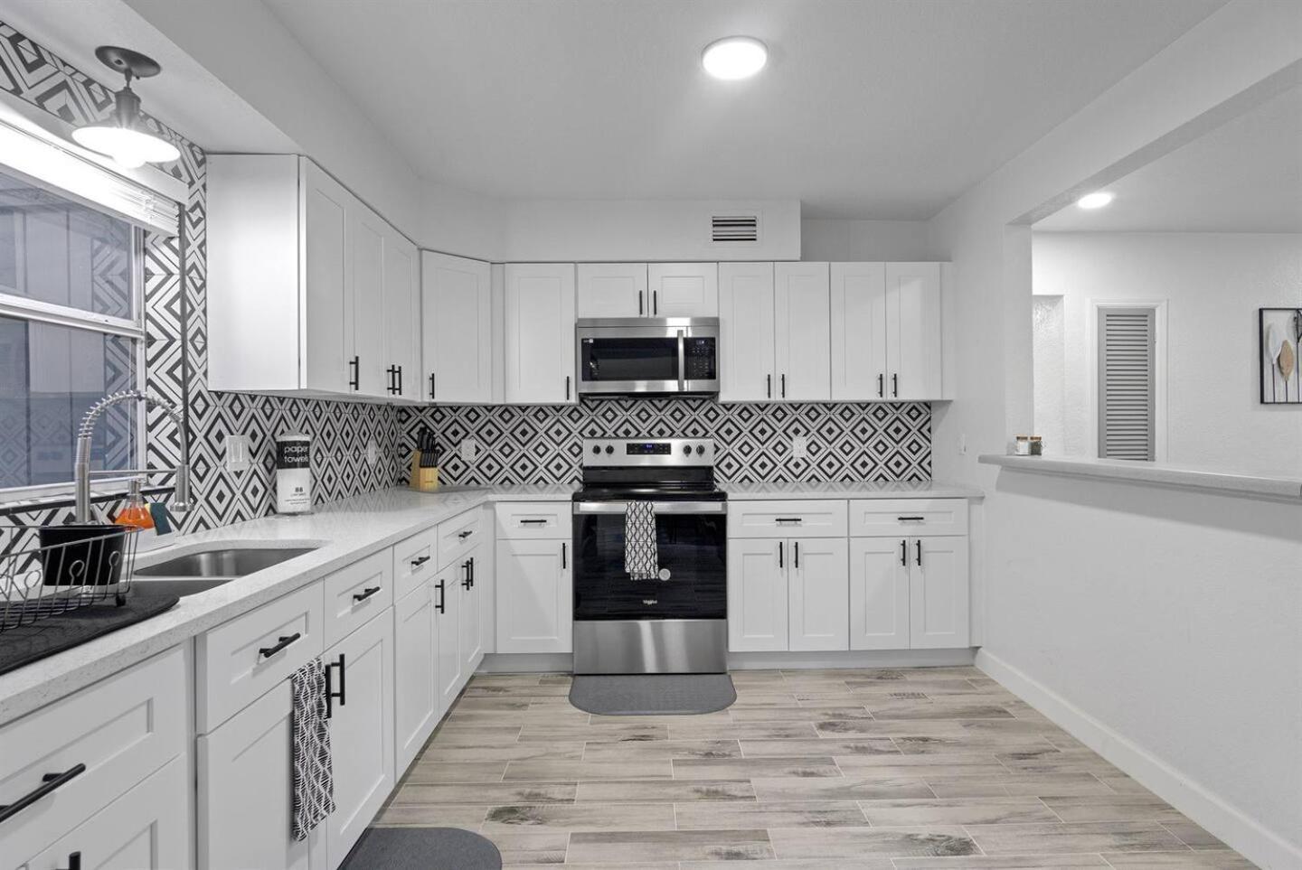 Modern 3br Duplex Kitchen, Wi-fi & Pet-friendly