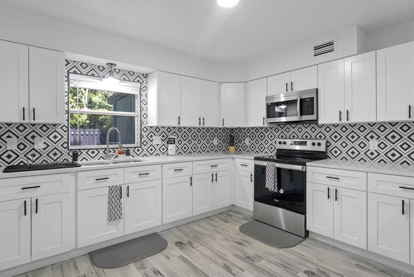 Modern 3br Duplex Kitchen, Wi-fi & Pet-friendly