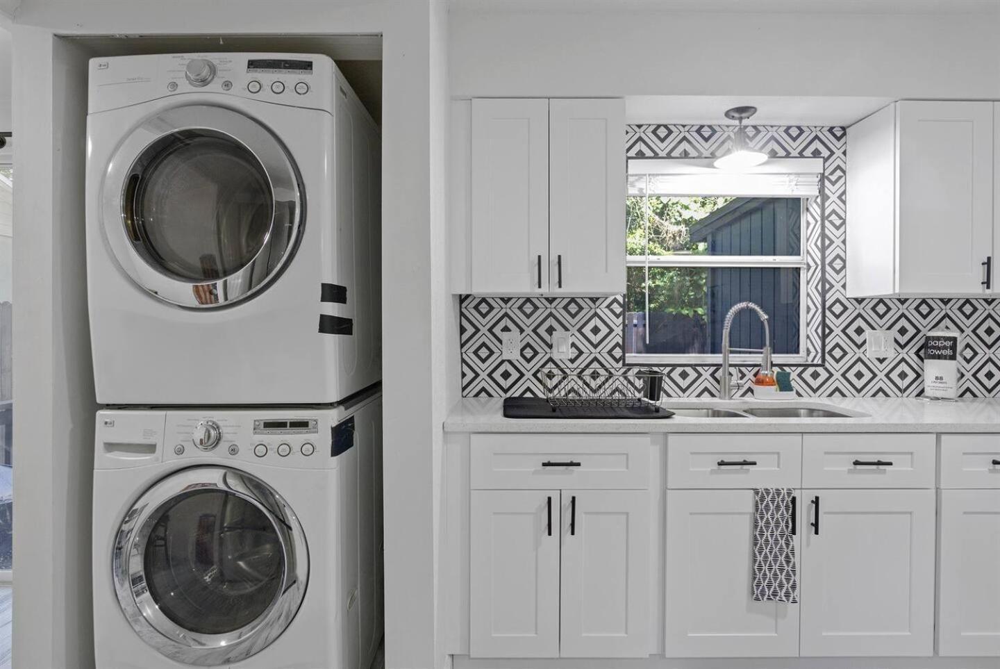 Modern 3br Duplex Kitchen, Wi-fi & Pet-friendly