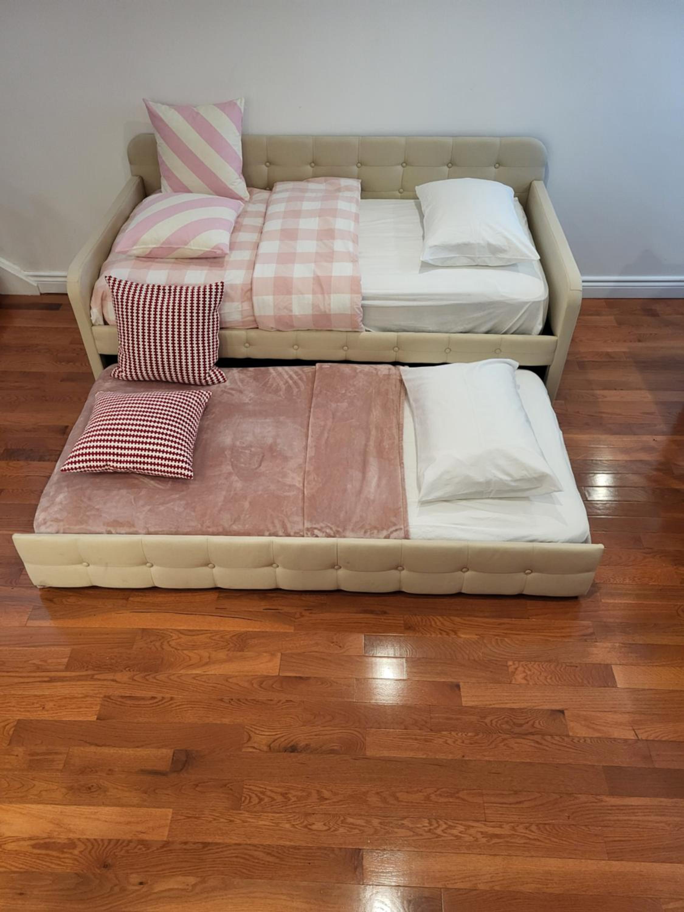 Downtown Toronto House Central 2BED 2BATH Subway Free Parking