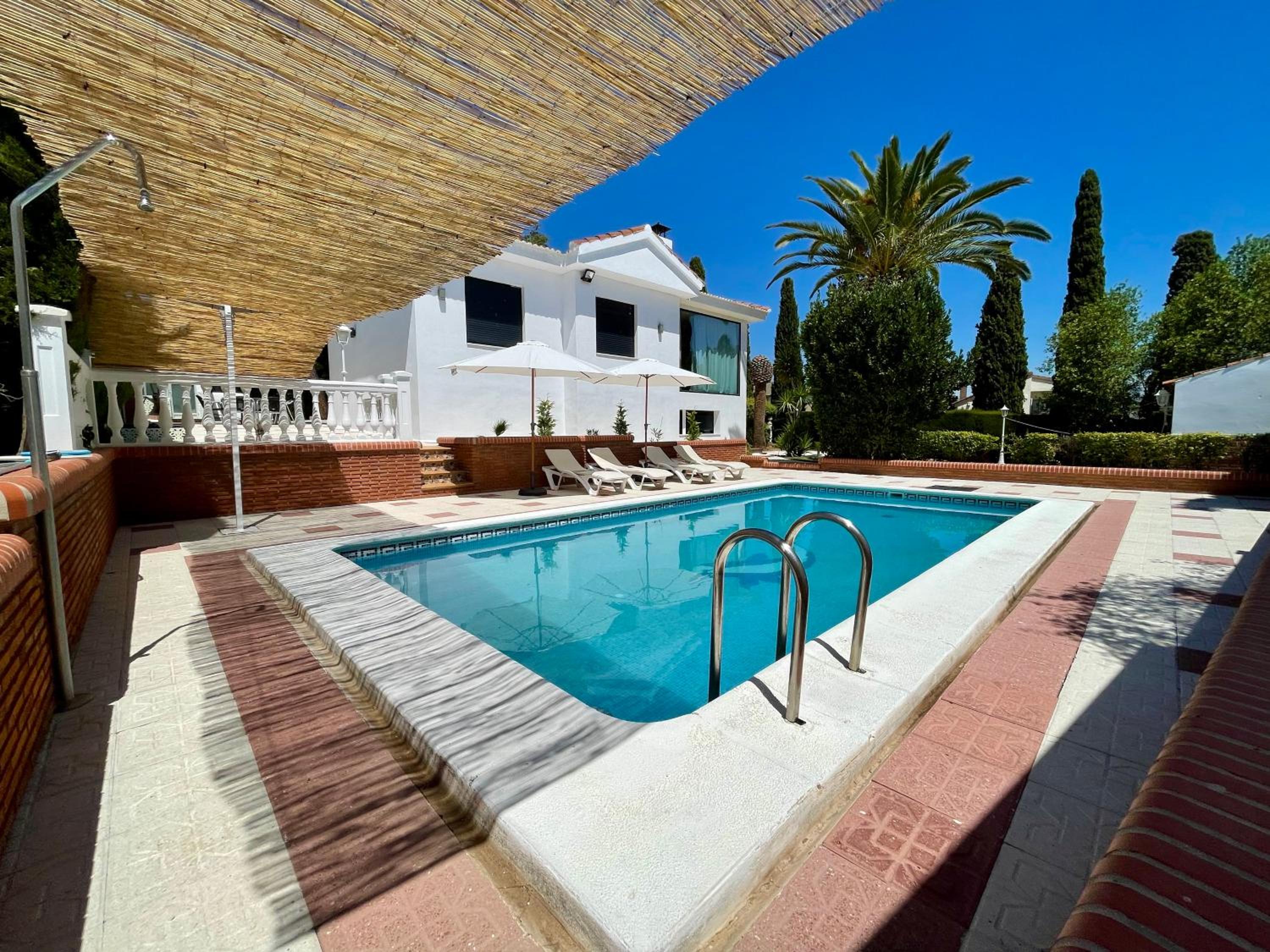 VILLA EXCLUSIVA con Piscina, Jardín y Barbacoa
