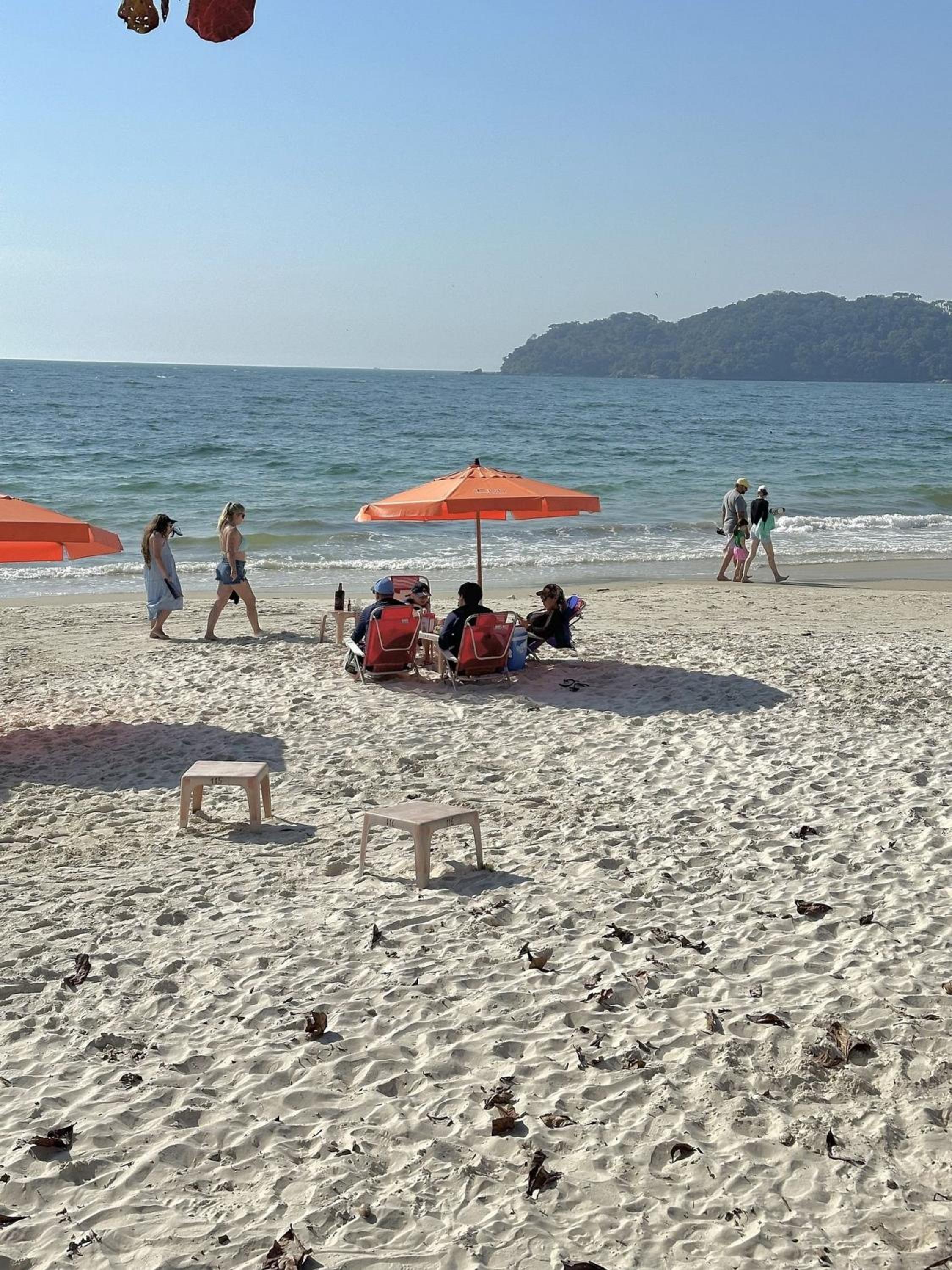 Casa na praia. Pé na areia. Vista mar ! Bombinhas Canto grande.