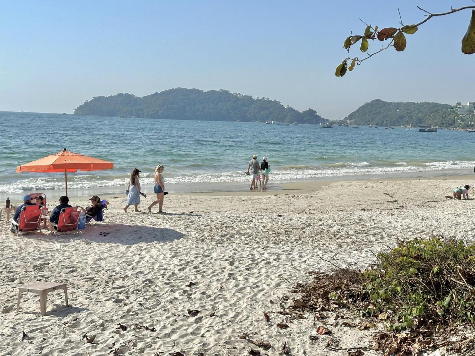 Casa na praia. Pé na areia. Vista mar ! Bombinhas Canto grande.