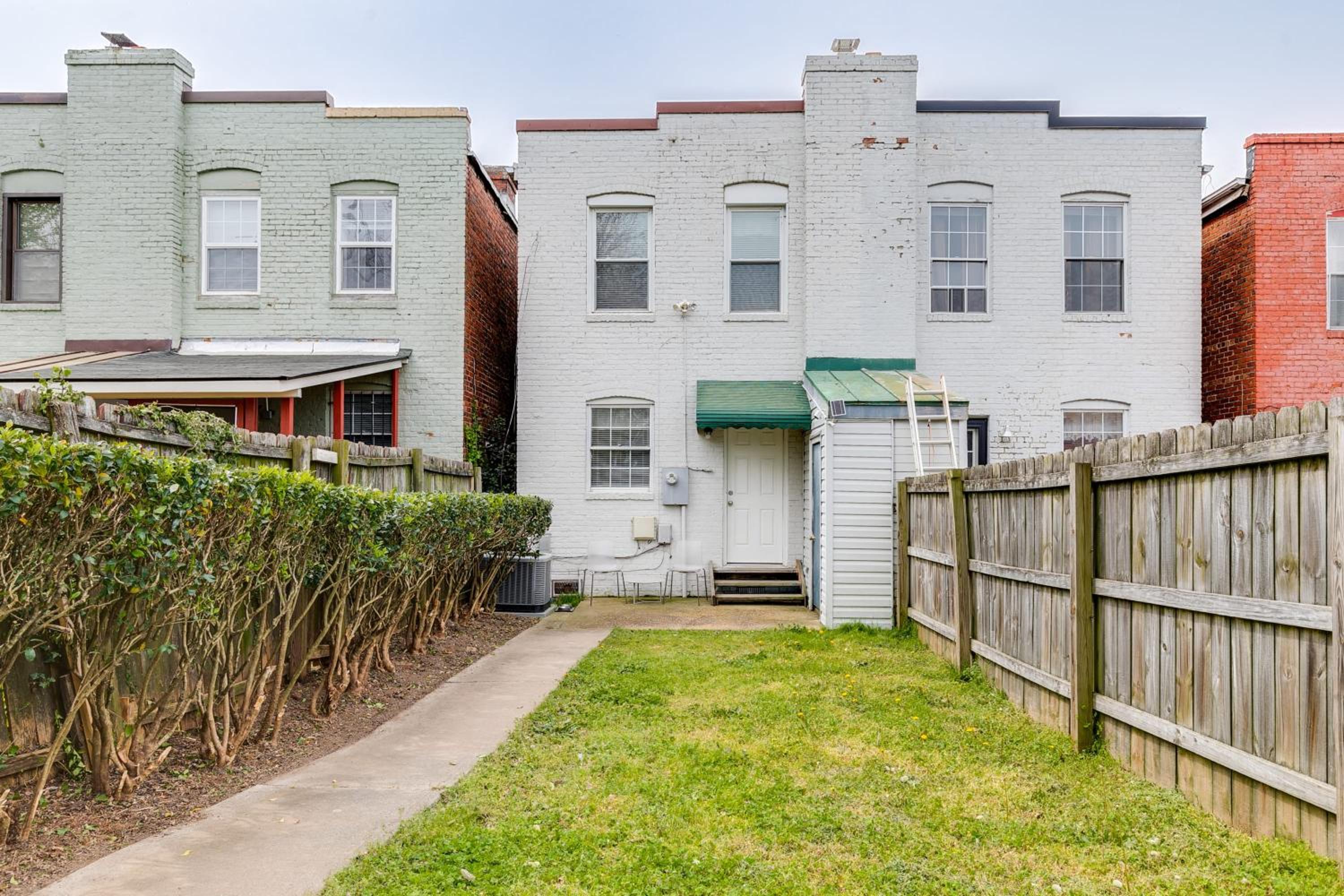 Cozy spacious family home near Carytown fully fenced view 2