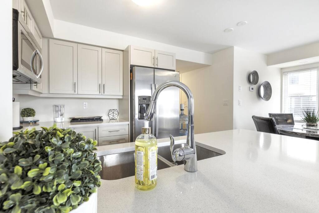 2 BedroomsWaterfront POM Serenity Escape
