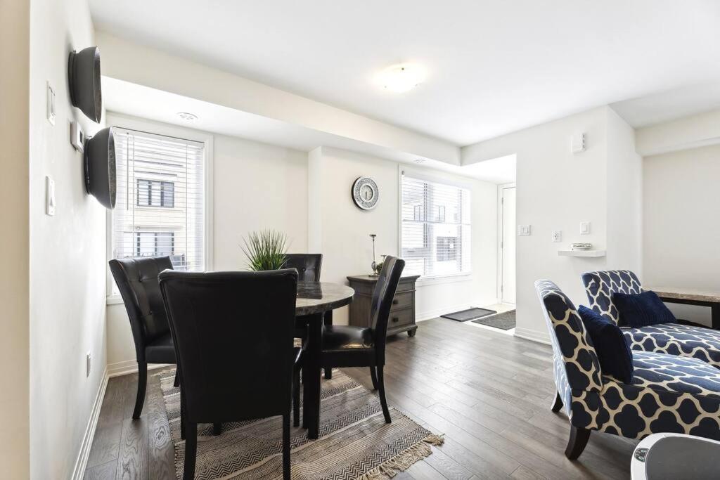 2 BedroomsWaterfront POM Serenity Escape