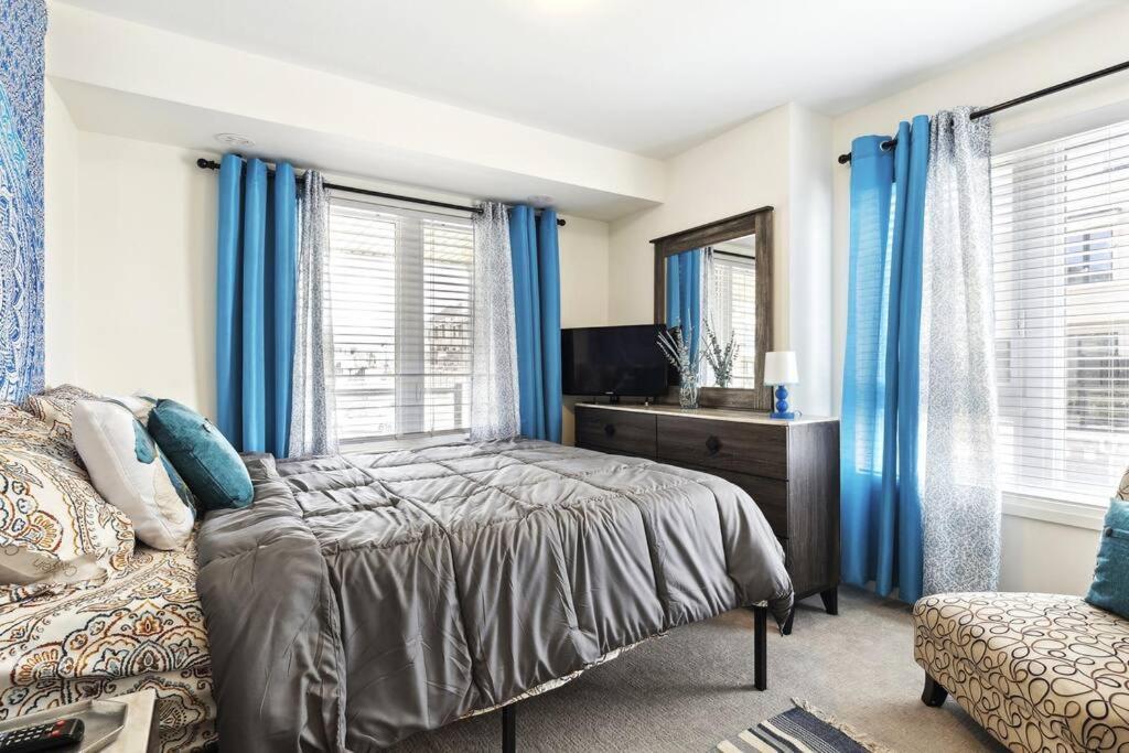 2 BedroomsWaterfront POM Serenity Escape