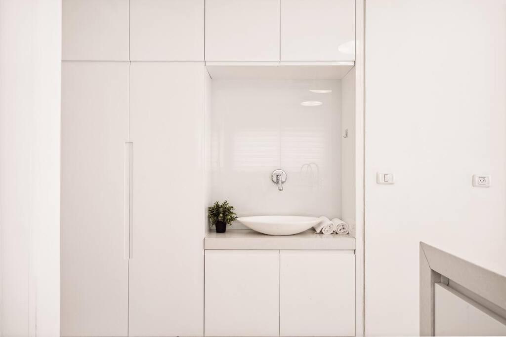 Penthouse near Machne Yehuda with Jacuzzi view 5