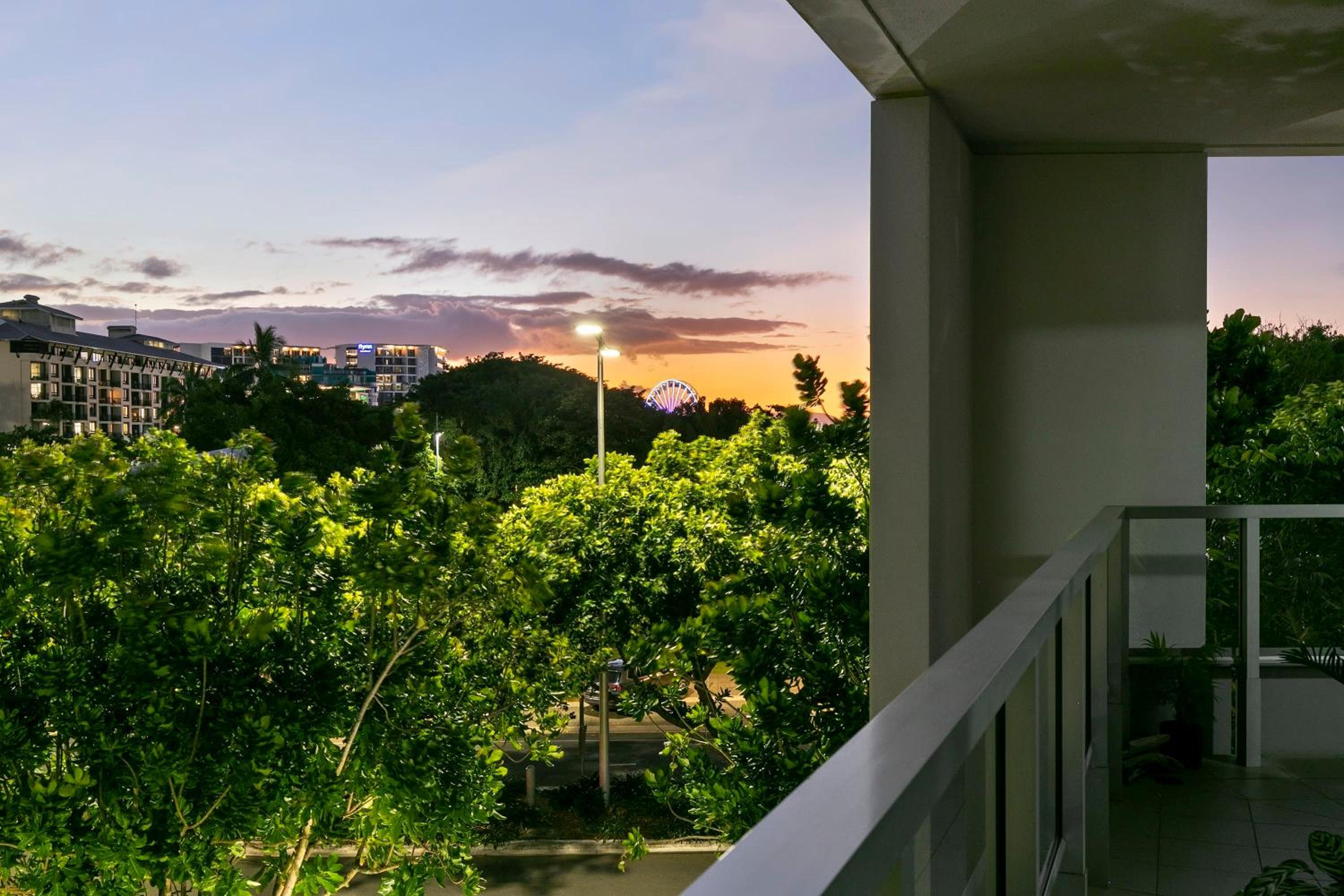 Coastal Harbour Lights I Pool, Gym & prime Location
